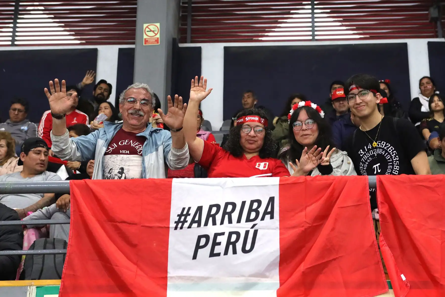Aficionados peruanos alientan  a la Selección Peruana Sub 17 de Vóley Femenino que se enfrenta a Brasil por la disputa del quinto lugar en el Mundial Sub 17 de Vóley Femenino.
Foto: ANDINA/ Lino Chipana