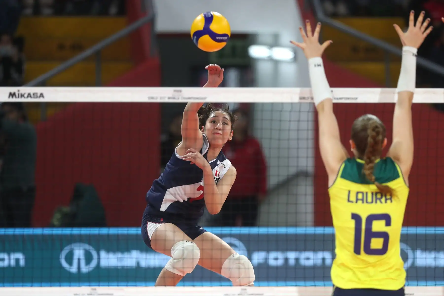 La Bicolor se enfrenta a Brasil  en el partido por la clasificación para luchar por el quinto puesto del Mundial de Voleibol Sub-17 en el Coliseo Dibós. 
Foto: ANDINA/ Lino Chipana