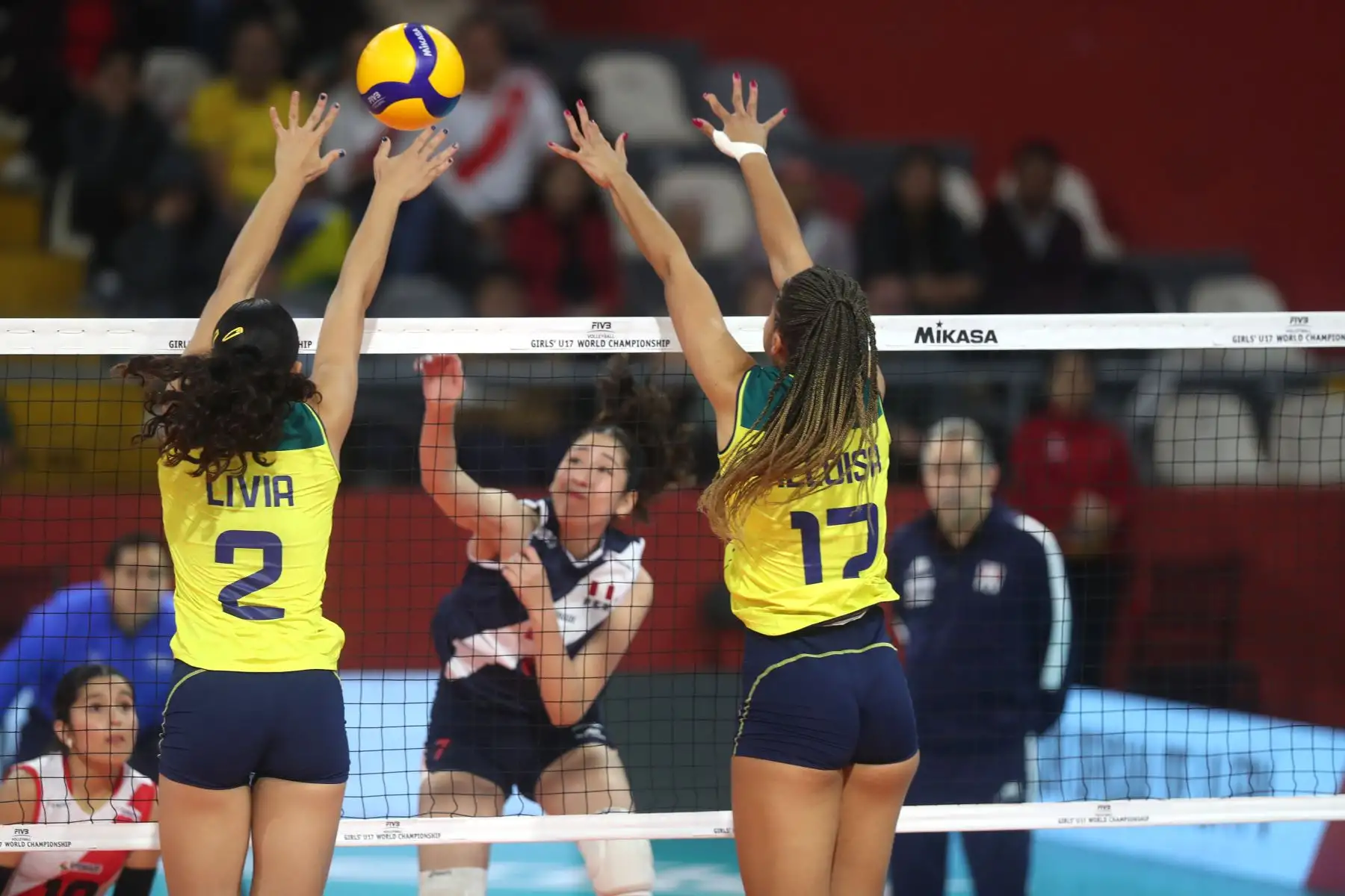 La Bicolor se enfrenta a Brasil  en el partido por la clasificación para luchar por el quinto puesto del Mundial de Voleibol Sub-17 en el Coliseo Dibós. 
Foto: ANDINA/ Lino Chipana