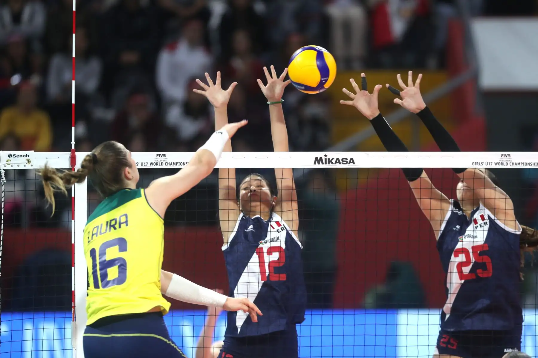La peruana Camila Rebata en acción ante la selección de Brasil durante el partido que se disputa por el quinto puesto del Mundial de Voleibol Sub-17 en el Coliseo Dibós.
Foto: ANDINA/ Lino Chipana
