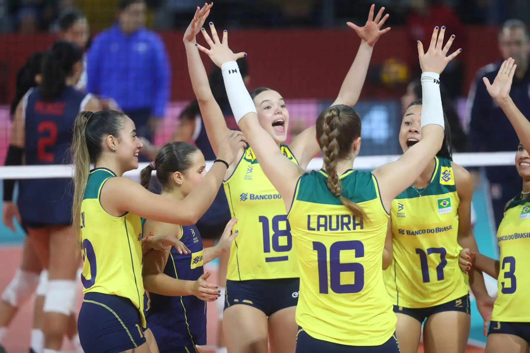 La Bicolor se enfrenta a Brasil  en el partido por la clasificación para luchar por el quinto puesto del Mundial de Voleibol Sub-17 en el Coliseo Dibós. 
Foto: ANDINA/ Lino Chipana
