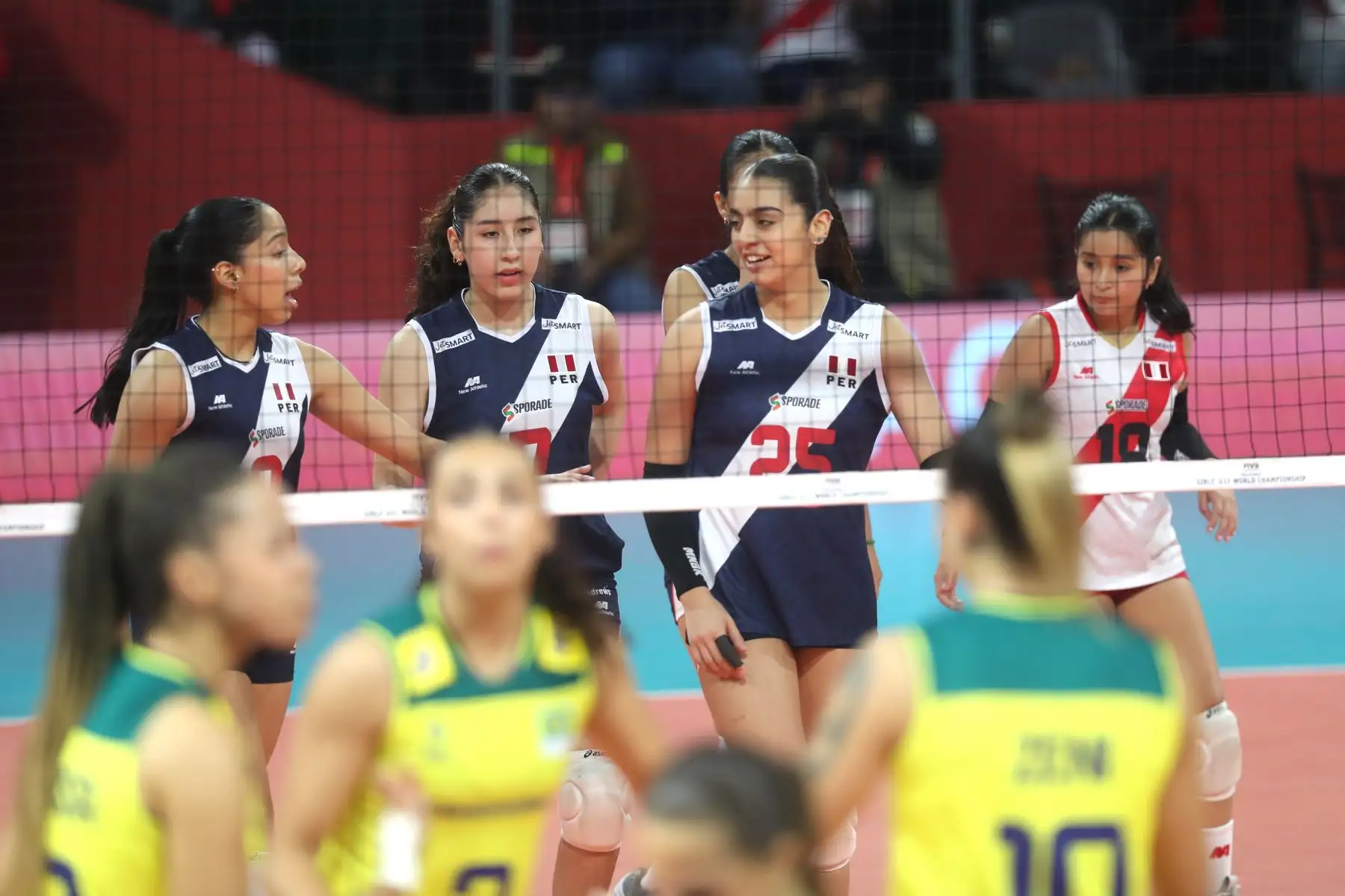La Bicolor se enfrenta a Brasil  en el partido por la clasificación para luchar por el quinto puesto del Mundial de Voleibol Sub-17 en el Coliseo Dibós. 
Foto: ANDINA/ Lino Chipana