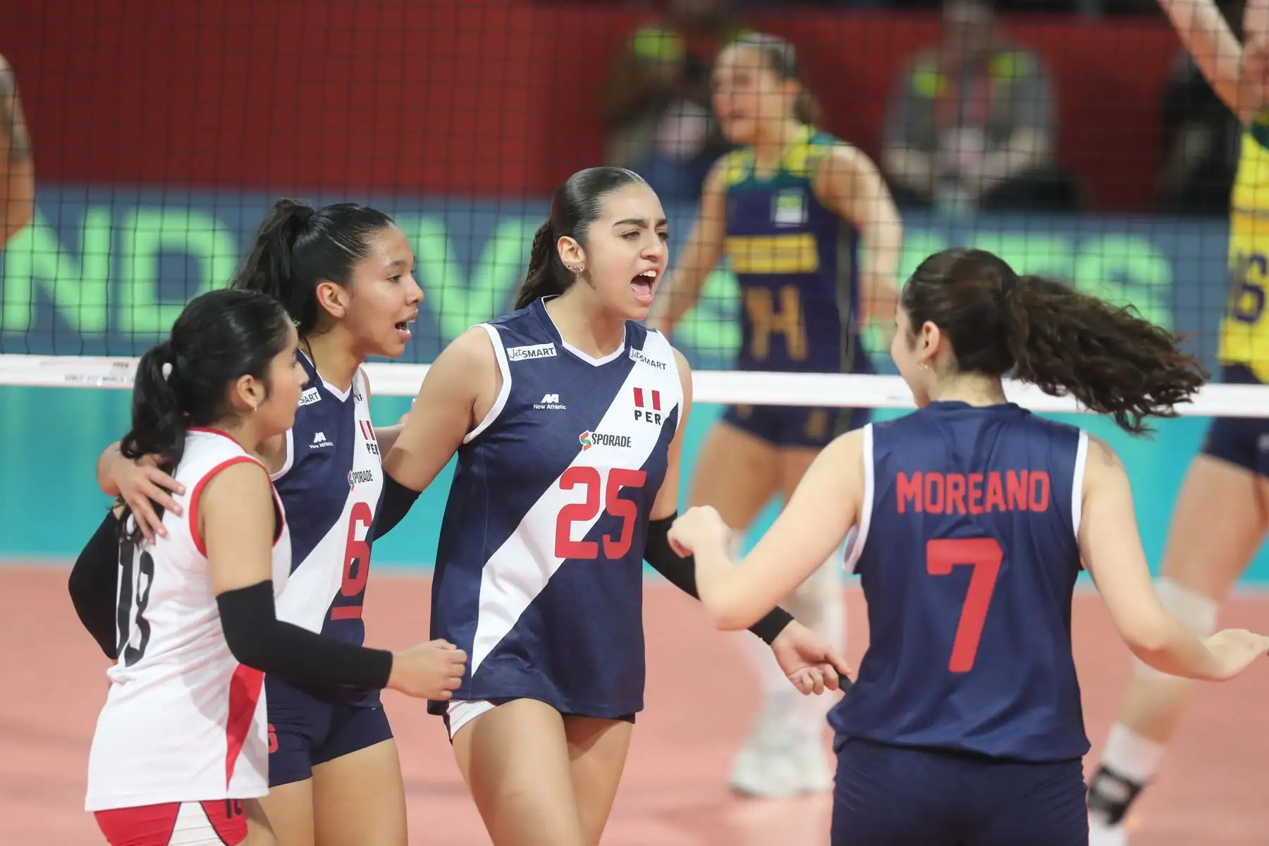 La peruana Valentina Barrientos en acción ante la selección de Brasil   durante el partido que se disputa por el quinto puesto del Mundial de Voleibol Sub-17 en el Coliseo Dibós.
Foto: ANDINA/ Lino Chipana