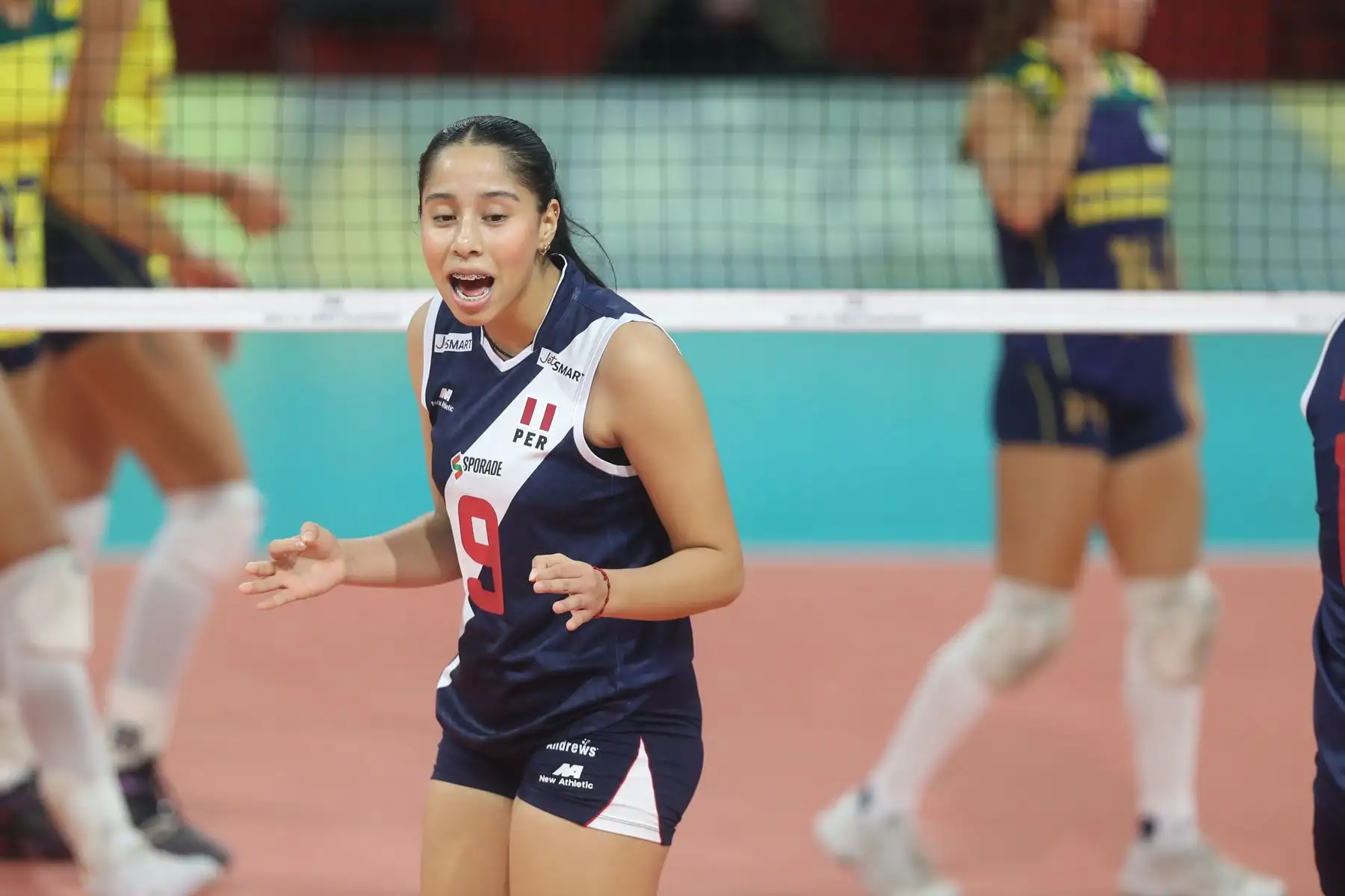 La Bicolor se enfrenta a Brasil  en el partido por la clasificación para luchar por el quinto puesto del Mundial de Voleibol Sub-17 en el Coliseo Dibós. En la imagen, Gianella Chanca.
Foto: ANDINA/ Lino Chipana