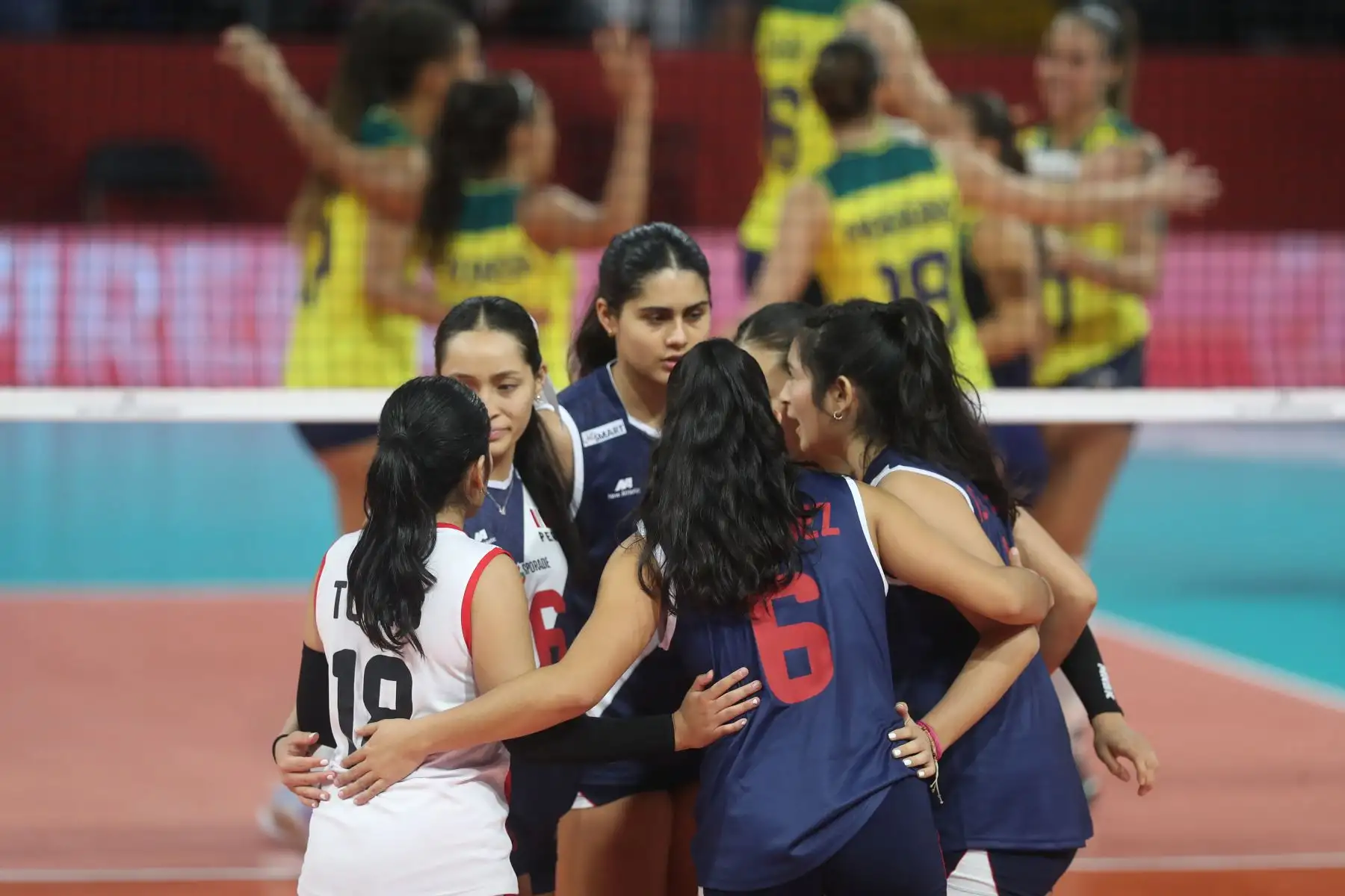 La Bicolor se enfrenta a Brasil  en el partido por la clasificación para luchar por el quinto puesto del Mundial de Voleibol Sub-17 en el Coliseo Dibós. 
Foto: ANDINA/ Lino Chipana