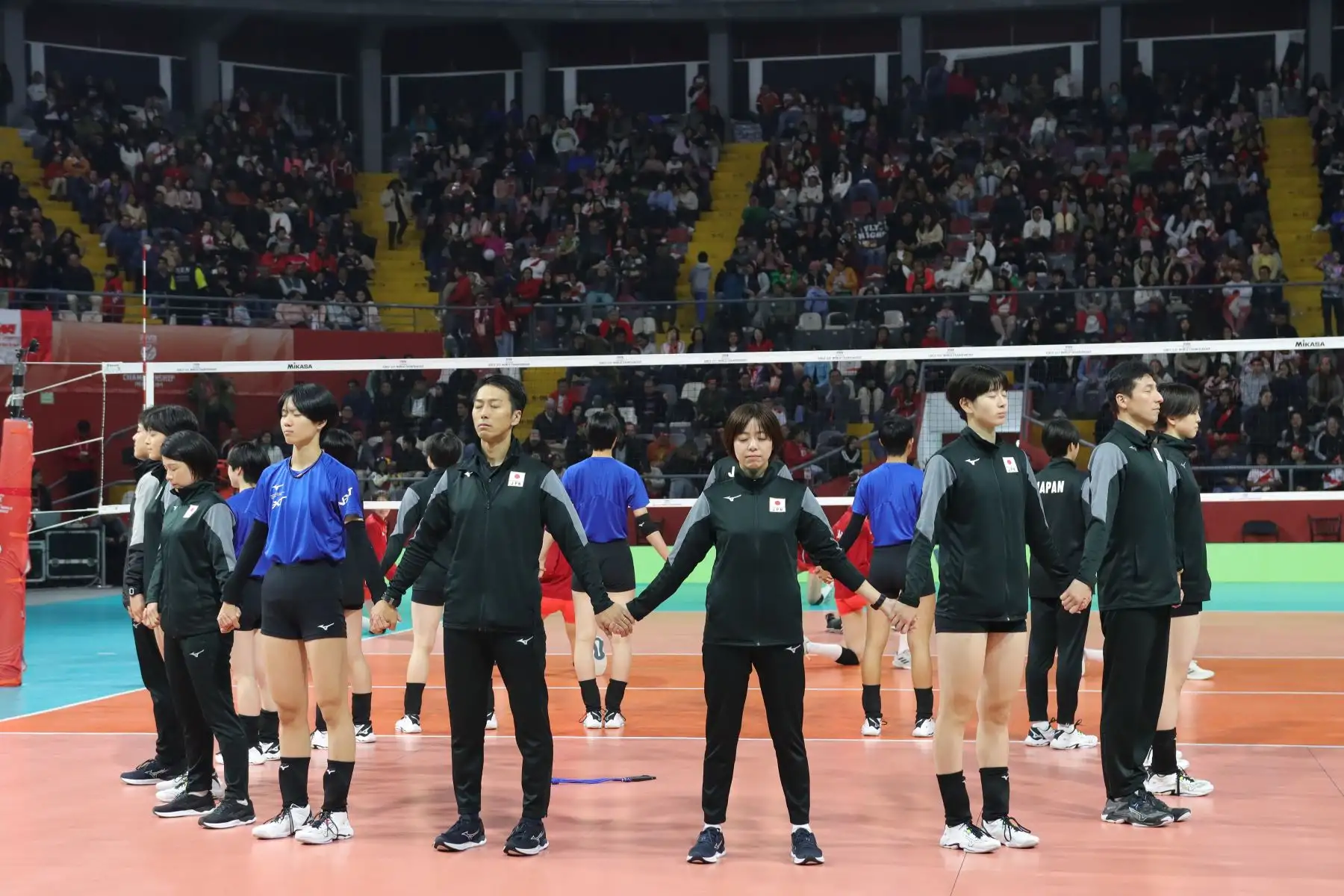 Imágenes previas al partido entre las selecciones  de China y Japón, quienes juegan por la final del Mundial de Vóley Sub-17 en el Coliseo Dibós.
Foto: ANDINA/ Lino Chipana