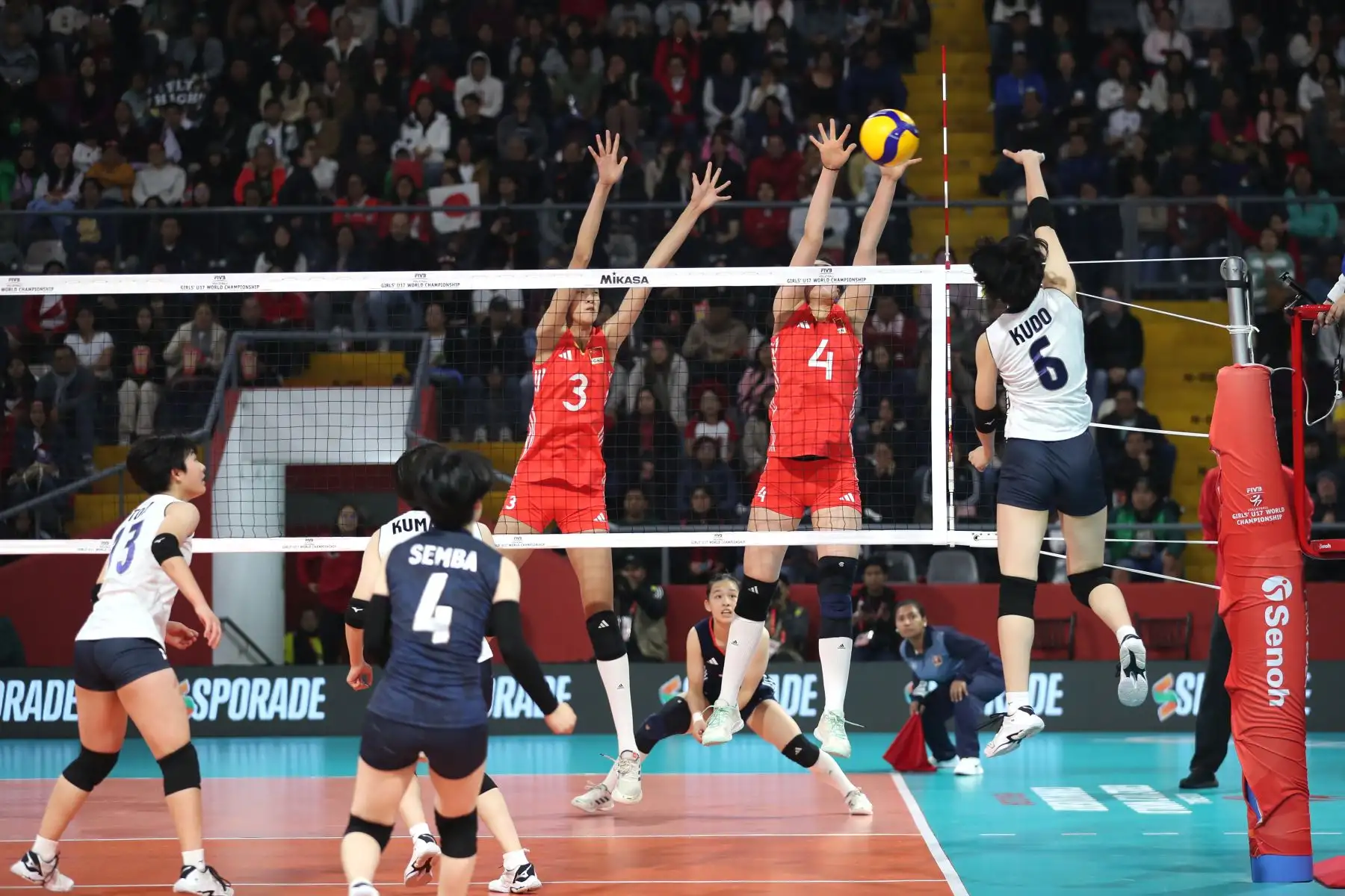 La jugadora japonesa Haruka Toky  en acción ante la selección de China durante el partido que se disputa por la final del Mundial de Voleibol Sub-17 en el Coliseo Dibós.
Foto: ANDINA/ Lino Chipana