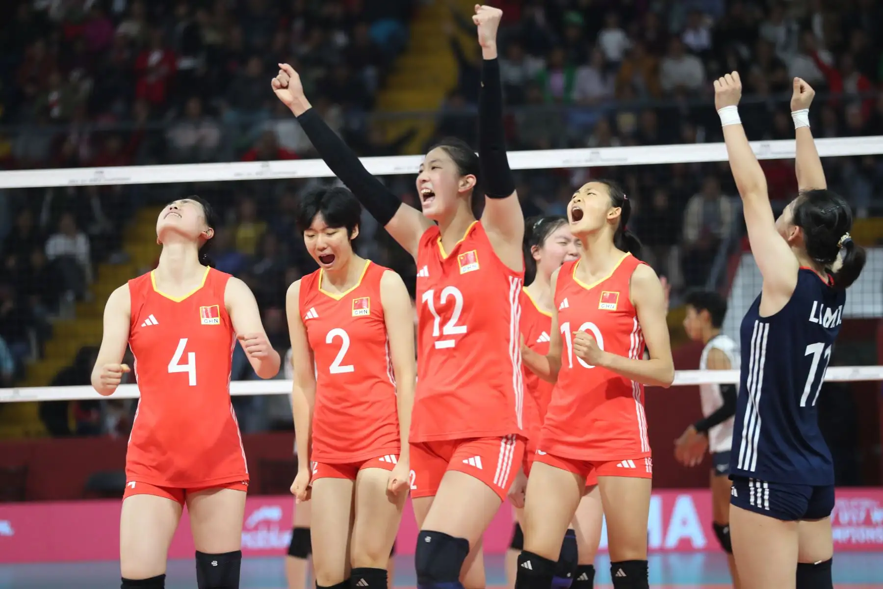 Las jugadoras chinas celebran tras ganar 3 a 0 a Japón  por la final del Mundial de Voleibol Sub-17 en el Coliseo Dibós.
Foto: ANDINA/ Lino Chipana