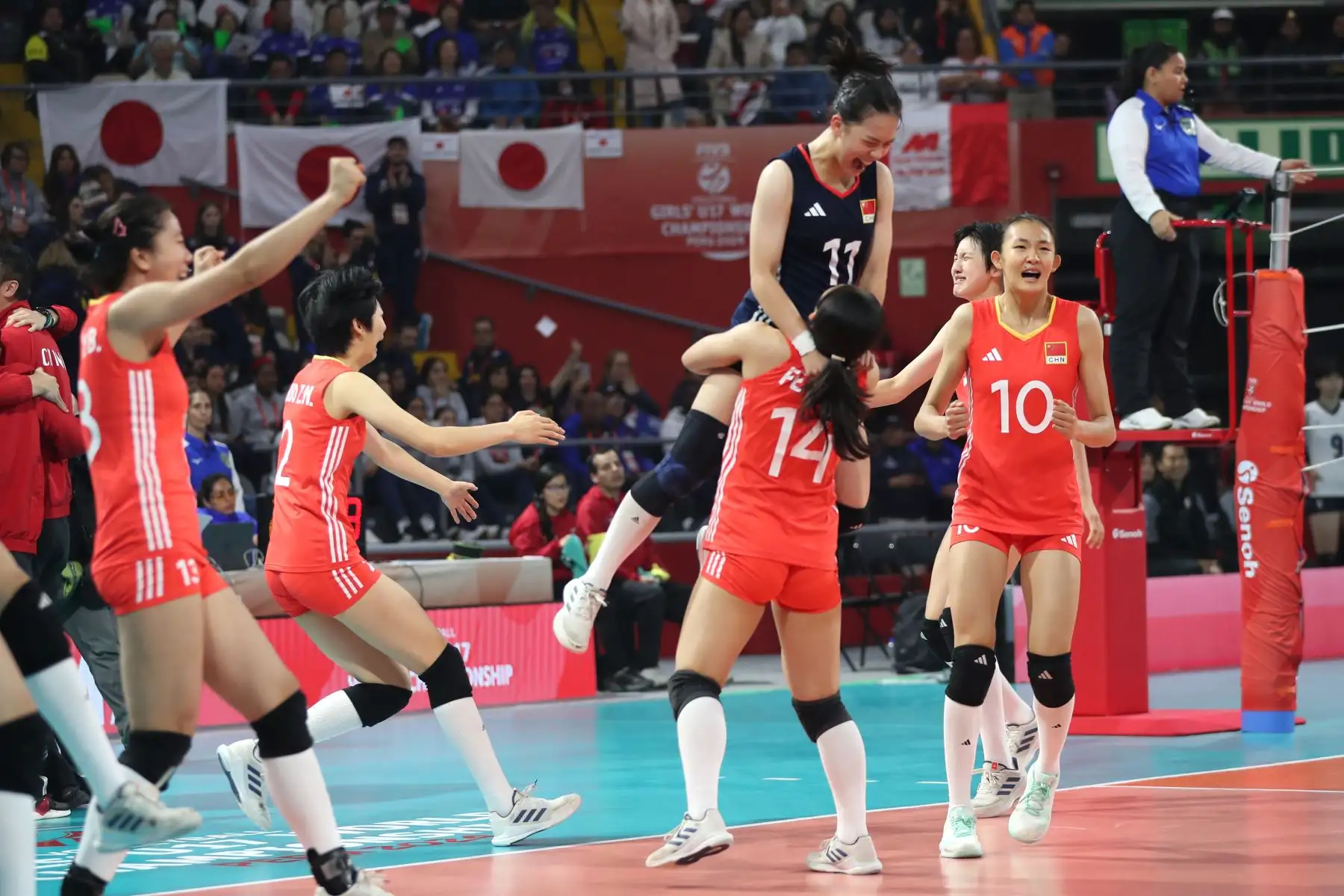Las jugadoras chinas celebran tras ganar 3 a 0 a Japón  por la final del Mundial de Voleibol Sub-17 en el Coliseo Dibós.
Foto: ANDINA/ Lino Chipana