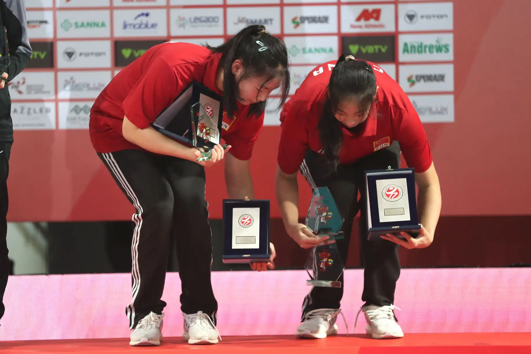 Las jugadoras chinas celebran tras ganar 3 a 0 a Japón por la final del Mundial de Voleibol Sub-17 en el Coliseo Dibós. 
Foto: ANDINA/ Lino Chipana