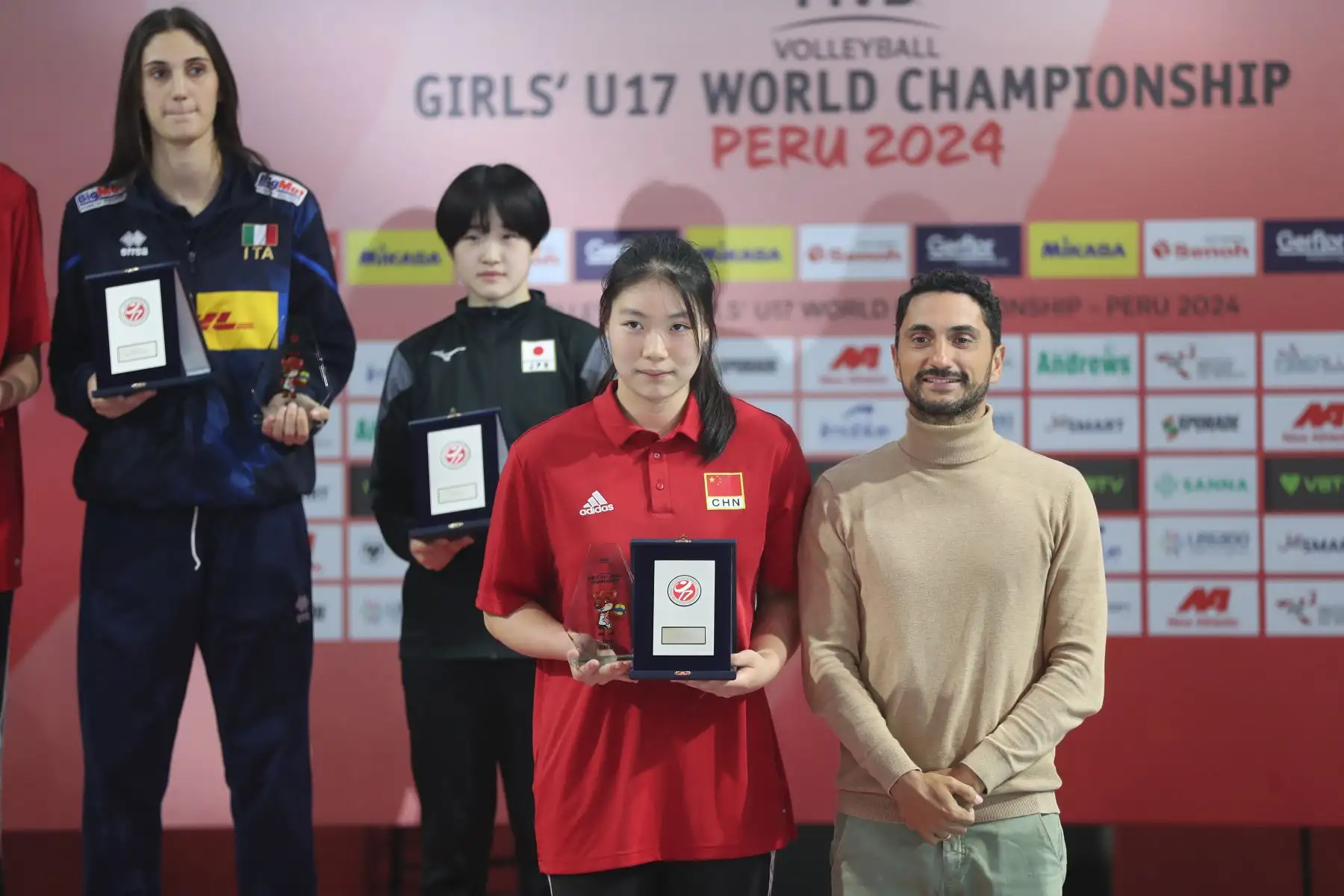 Las jugadoras de China, Japón e Italia reciben sus trofeos en el  Mundial de Voleibol Sub-17 en el Coliseo Dibós. 
Foto: ANDINA/ Lino Chipana