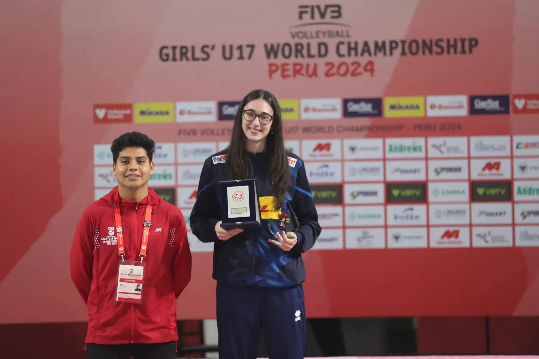 La jugadora de Italia recibe la medalla de bronce en el  Mundial de Voleibol Sub-17 en el Coliseo Dibós. 
Foto: ANDINA/ Lino Chipana