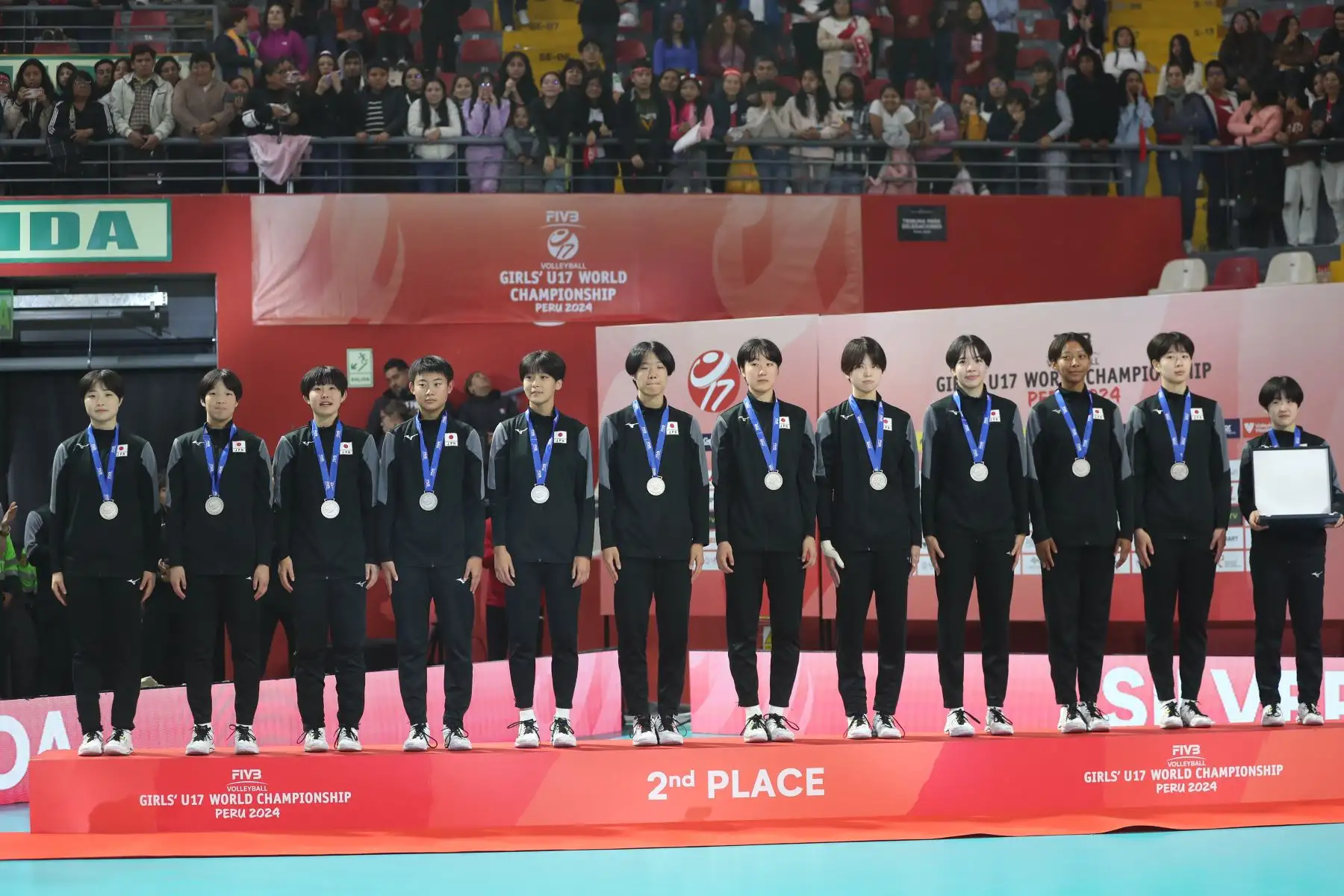 Las jugadoras de Japón  reciben la medalla de plata en el  Mundial de Voleibol Sub-17 en el Coliseo Dibós. 
Foto: ANDINA/ Lino Chipana