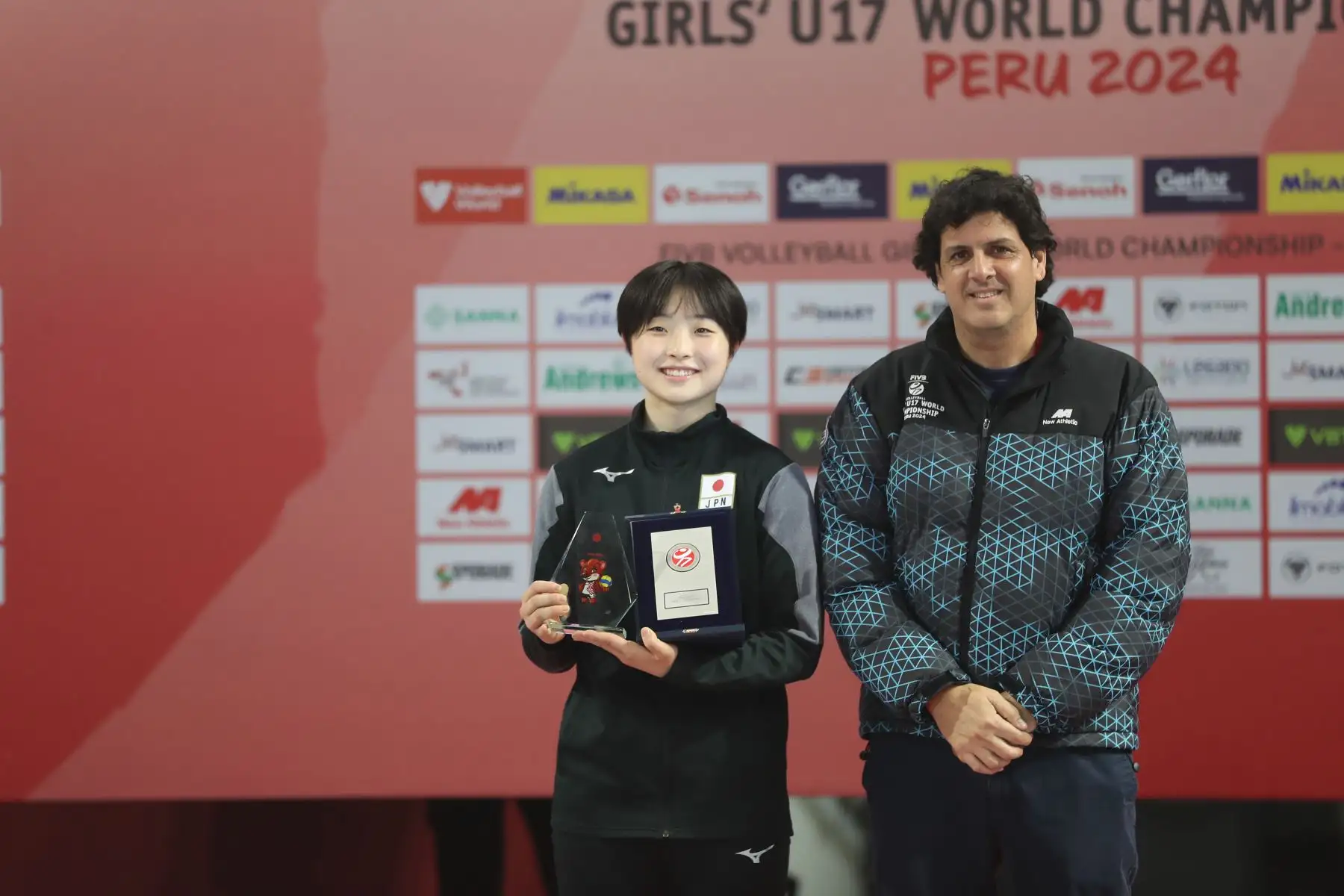 La jugadora de Japón recibe la medalla de plata en el  Mundial de Voleibol Sub-17 en el Coliseo Dibós. Foto: ANDINA/ Lino Chipana