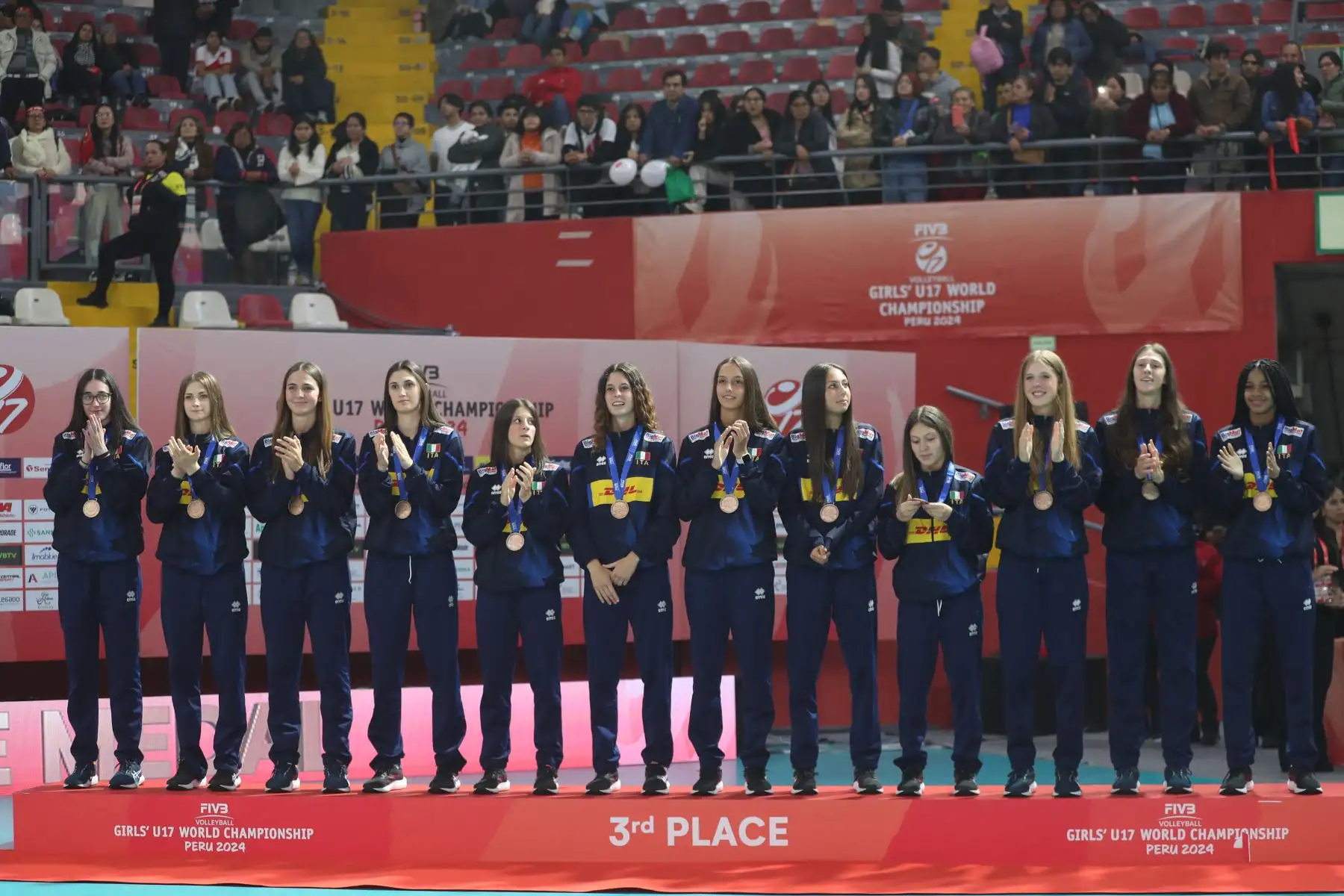 Las jugadoras de Italia reciben la medalla de bronce en el  Mundial de Voleibol Sub-17 en el Coliseo Dibós. Foto: ANDINA/ Lino Chipana