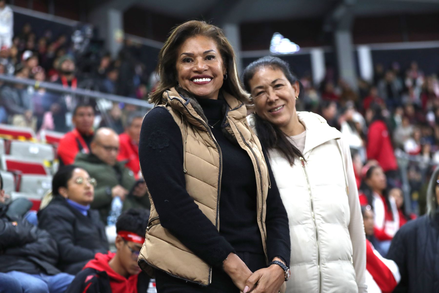 Cecilia Tait y Rosa García ex jugadoras de la selección peruana.En el partido entre las selecciones  de China y Japón, quienes juegan por la final del Mundial de Vóley Sub-17 en el Coliseo Dibós.Foto: ANDINA/ Lino Chipana