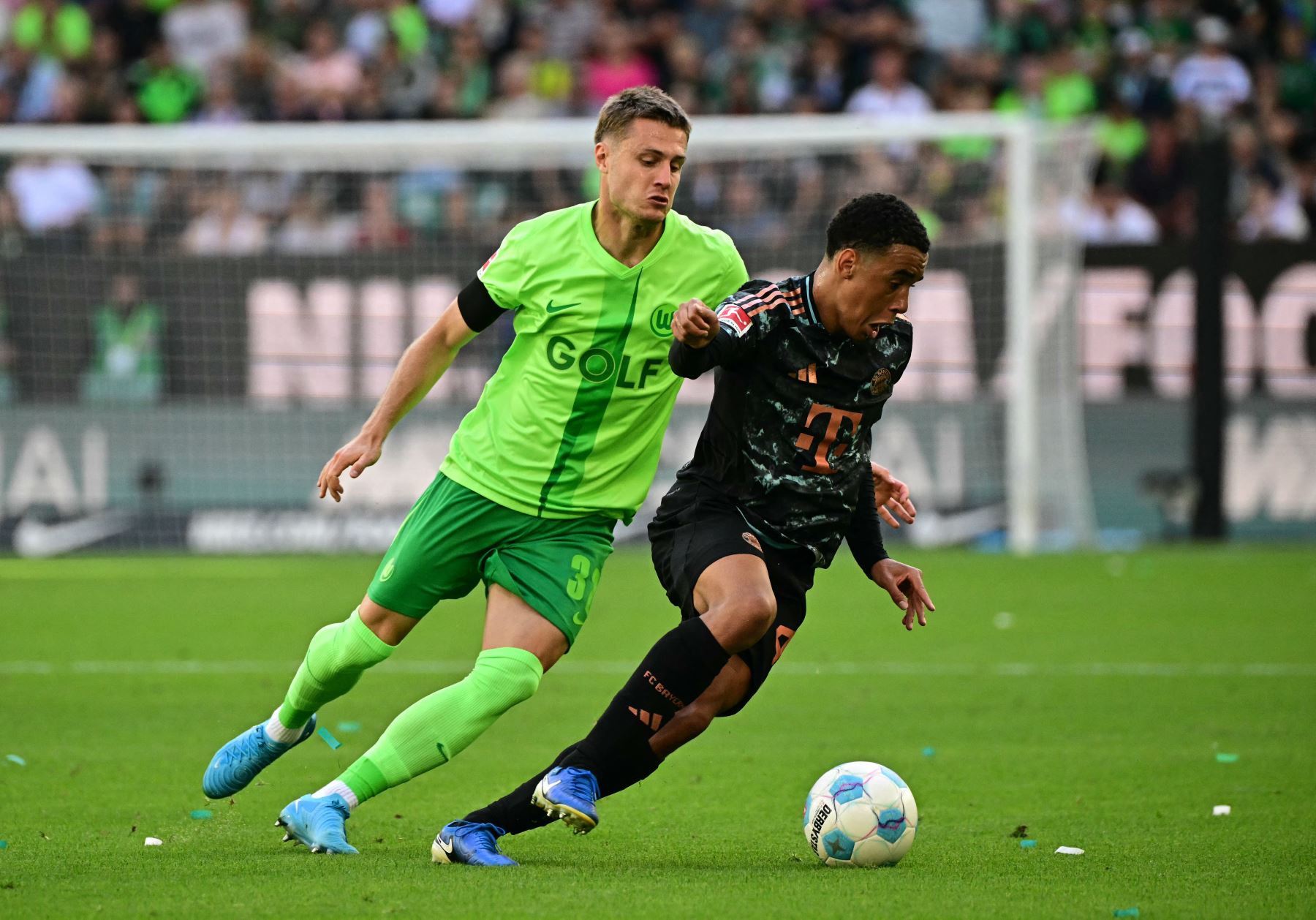 El centrocampista sueco de Wolfsburg  Mattias Svanberg  y el centrocampista alemán de Bayern Munich  Jamal Musiala compiten por el balón durante el partido de fútbol de la Bundesliga alemana de primera división entre VfL Wolfsburg y FC Bayern Munich en Wolfsburg. Foto: AFP