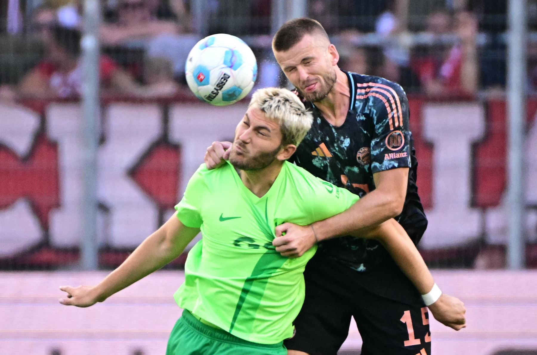 El delantero danés de Wolfsburg  Jonas Wind y el defensor inglés del Bayern Munich  Eric Dier disputan el balón durante el partido de fútbol de la primera división alemana de la Bundesliga entre VfL Wolfsburg y FC Bayern Munich en Wolfsburg. AFP