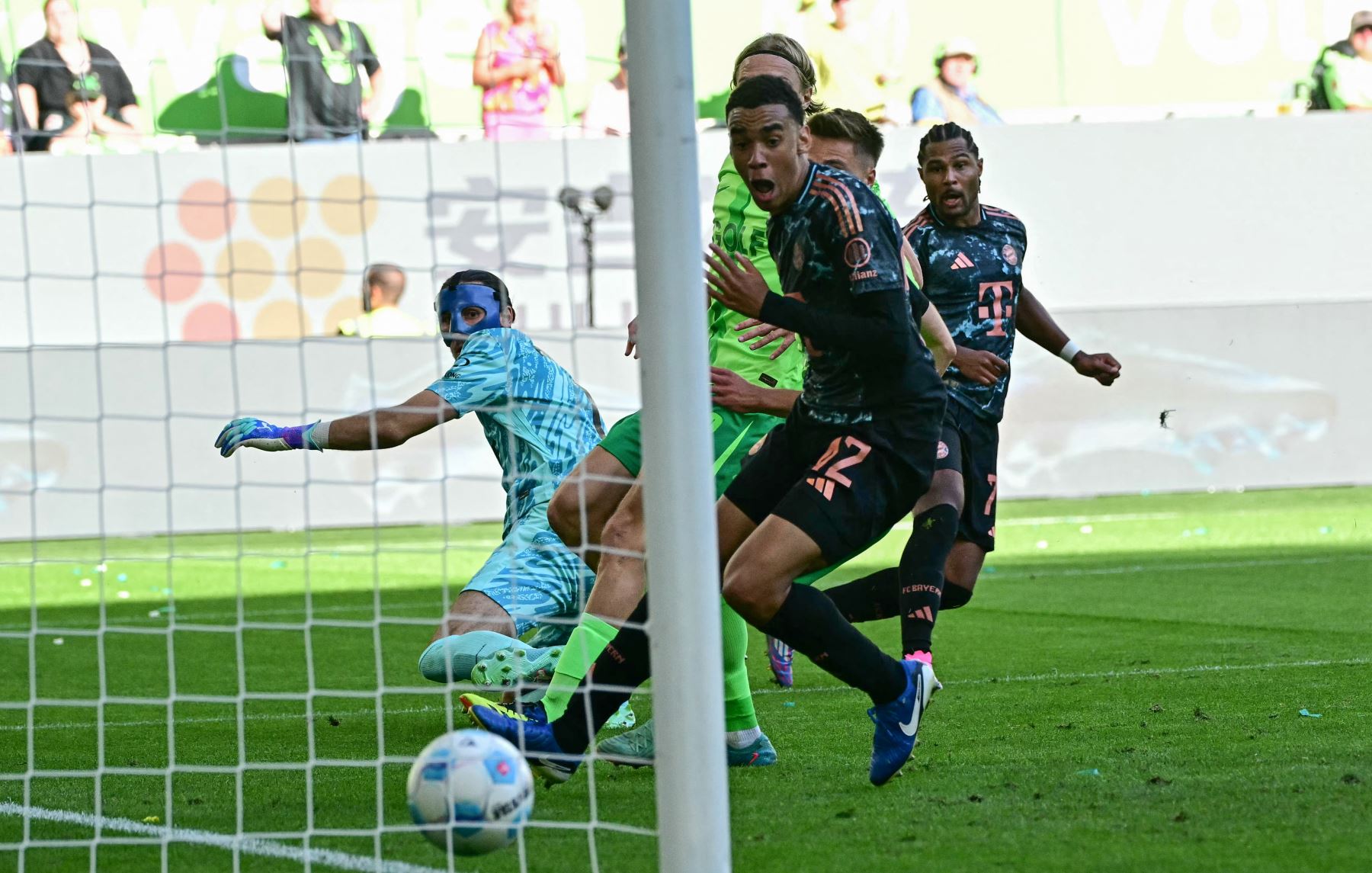 El delantero alemán del Bayern Munich  Serge Gnabry  anota el tercer gol de su equipo durante el partido de fútbol de la Bundesliga alemana de primera división entre el VfL Wolfsburg y el FC Bayern Munich en Wolfsburg. AFP