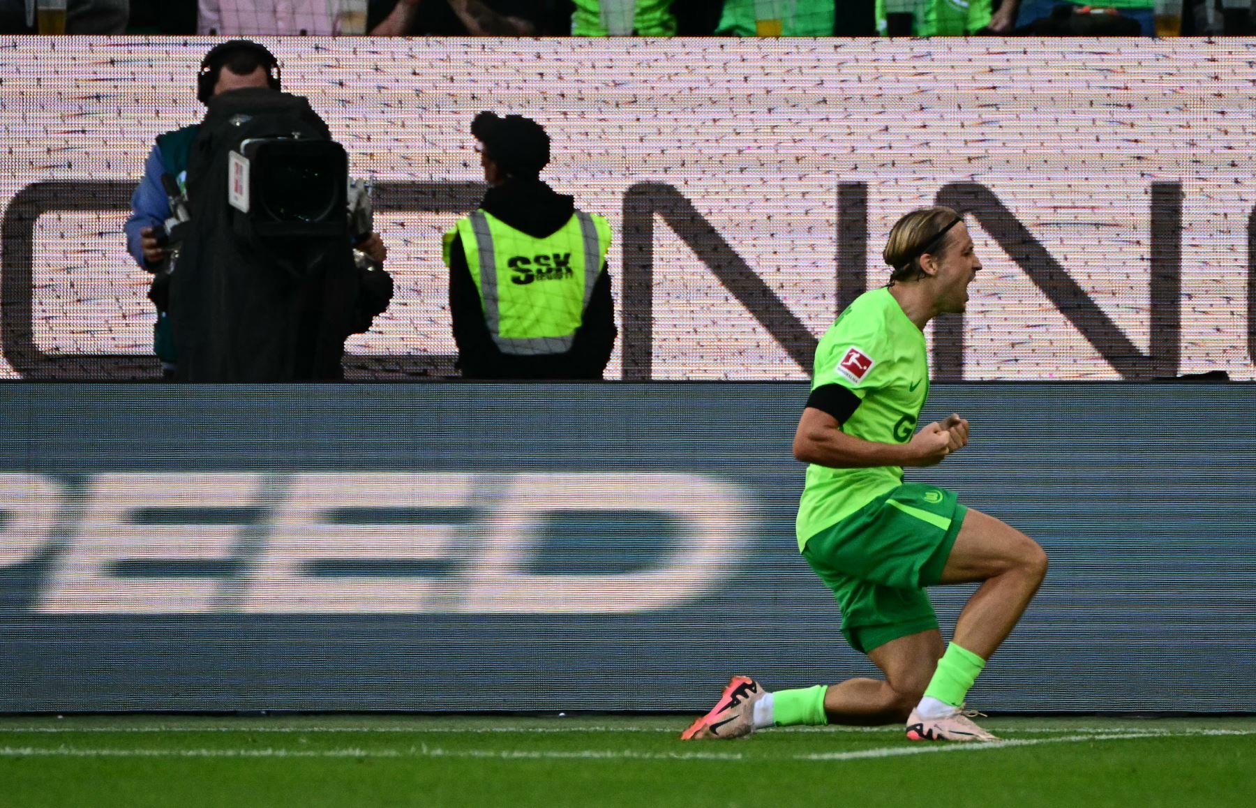 El centrocampista croata de Wolfsburg  Lovro Majer celebra marcar el segundo gol de su equipo durante el partido de fútbol de la Bundesliga alemana de primera división entre VfL Wolfsburg y FC Bayern Munich en Wolfsburg. AFP