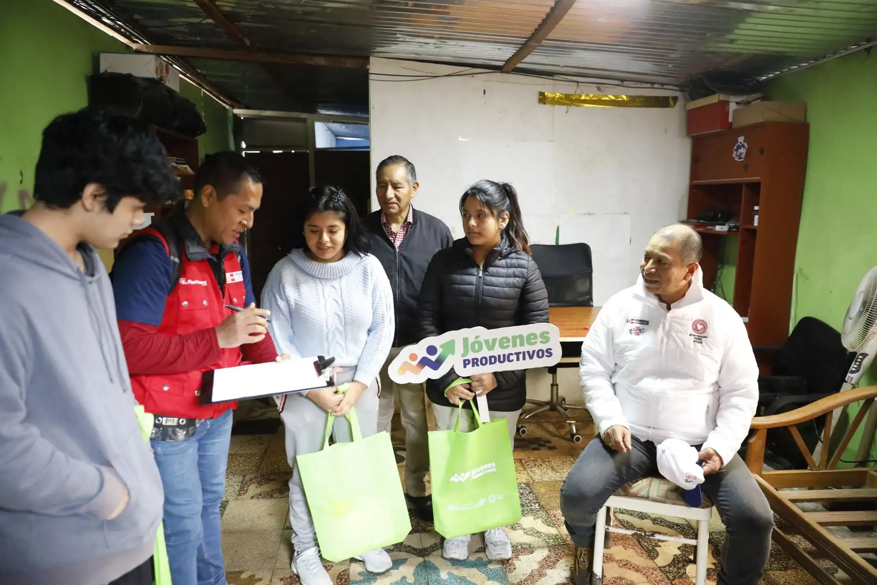 La actividad, que tuvo lugar en el Estadio José Olaya, contó con la presencia del ministro Daniel Maurate Romero, quien resaltó la importancia de esta iniciativa para mejorar la empleabilidad de los jóvenes en situación de pobreza y vulnerabilidad. Foto: ANDINA/Difusión