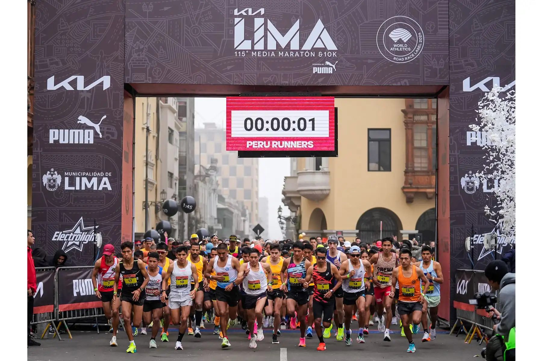 Desde las primeras horas del día, hombres, mujeres y jóvenes de todas las edades y procedencias, se dieron cita en la Gran Plaza de Armas de Lima.
Foto: LEN, Peru Runners