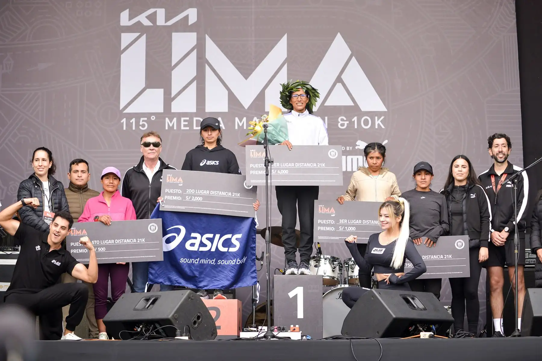 Este evento deportivo, organizado por Peru Runners junto a la Municipalidad de Lima, KIA y PUMA, reunió a 17,500 corredores en una mañana llena de entusiasmo en la histórica Plaza de Armas de Lima.
Foto: LEN, Peru Runners