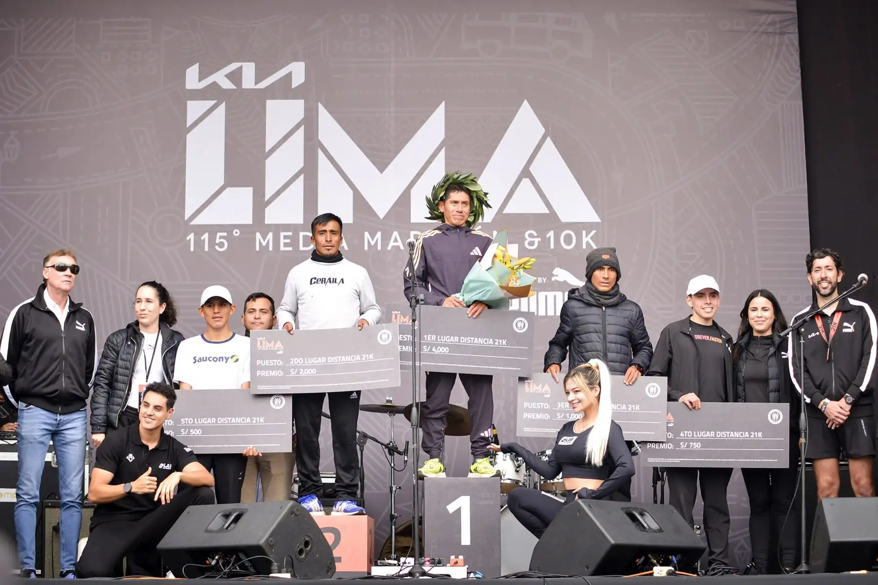 Este evento deportivo, organizado por Peru Runners junto a la Municipalidad de Lima, KIA y PUMA, reunió a 17,500 corredores en una mañana llena de entusiasmo en la histórica Plaza de Armas de Lima.
Foto: LEN, Peru Runners
