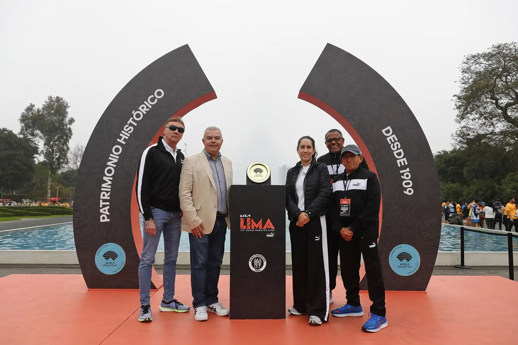Este evento deportivo, organizado por Peru Runners junto a la Municipalidad de Lima, KIA y PUMA, reunió a 17,500 corredores en una mañana llena de entusiasmo en la histórica Plaza de Armas de Lima.
Foto: LEN, Peru Runners