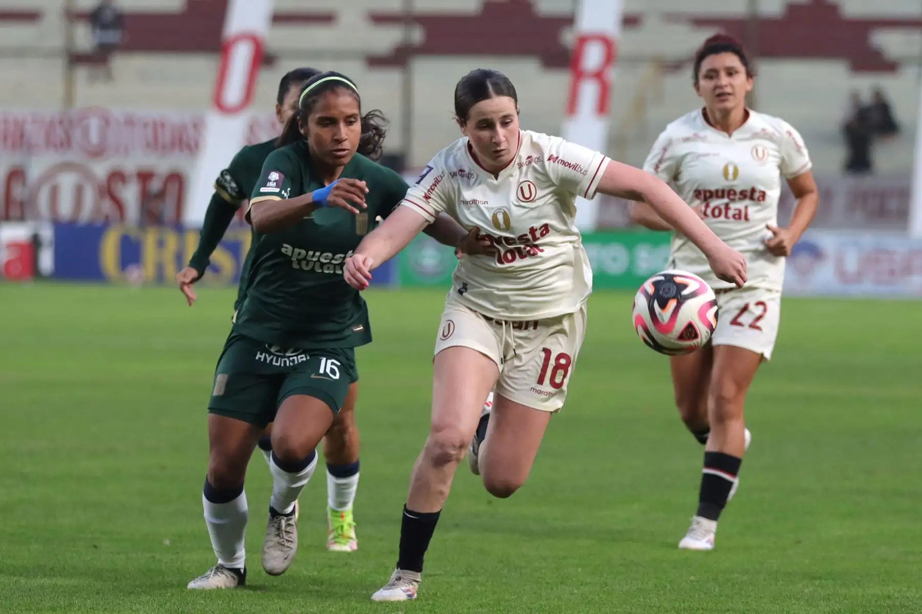 La mediocampista de Universitario, Valerie Gherson disputa el balón ante la jugadora de Alianza Lima, Tifani Lolina en la final de ida por Liga Femenina 2024, en el estadio Monumental.
Foto: ANDINA/ Lino Chipana