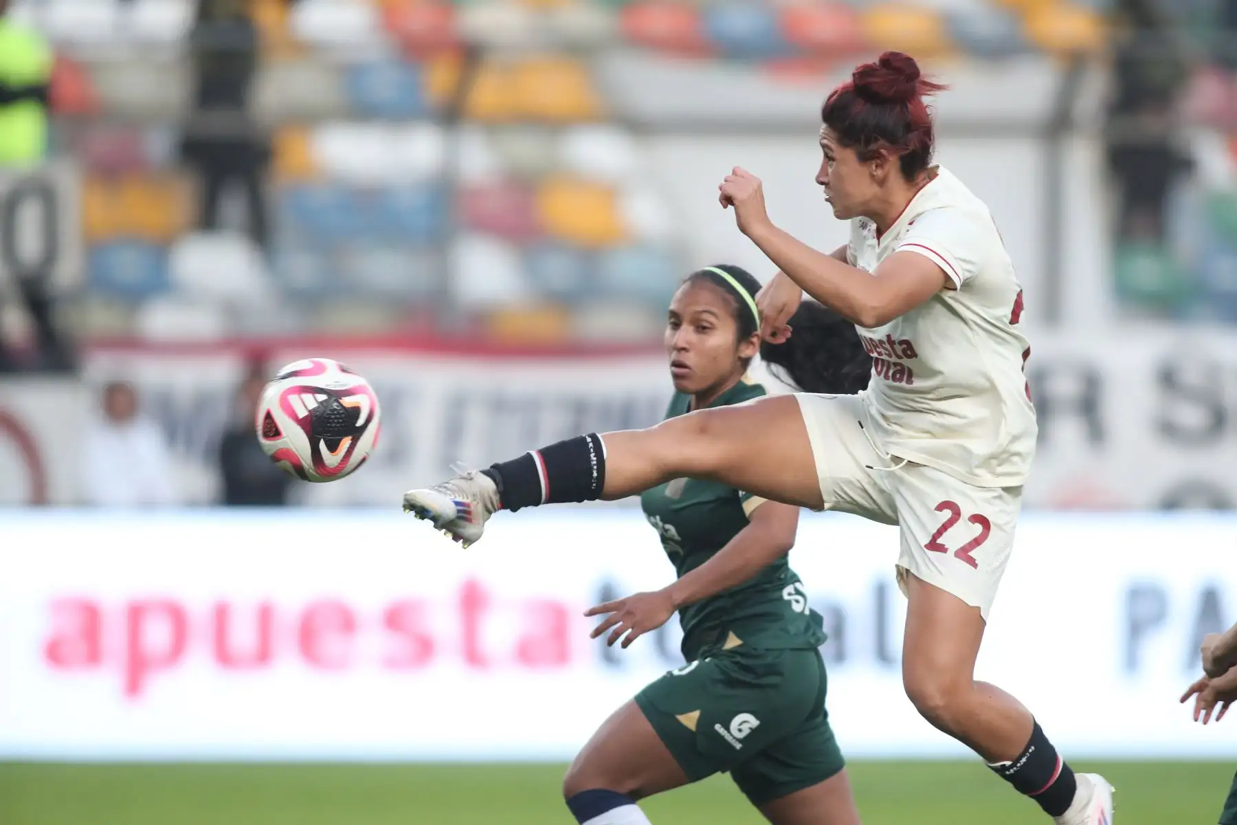 La mediocampista de Universitario, Cindy Novoa disputa el balón ante la jugadora de Alianza Lima, Tifani Lolina en la final de ida por Liga Femenina 2024, en el estadio Monumental.
Foto: ANDINA/ Lino Chipana