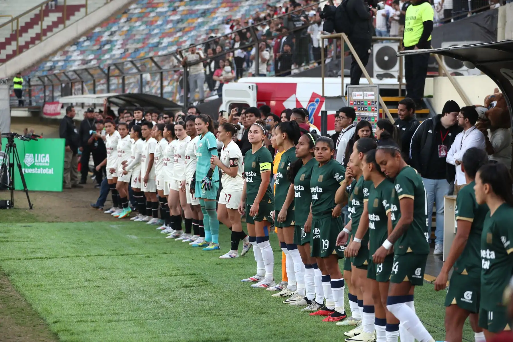 Universitario de Deportes se enfrenta a Alianza Lima en la  final de ida por  la Liga Femenina 2024, en el estadio Monumental.
Foto: ANDINA/ Lino Chipana