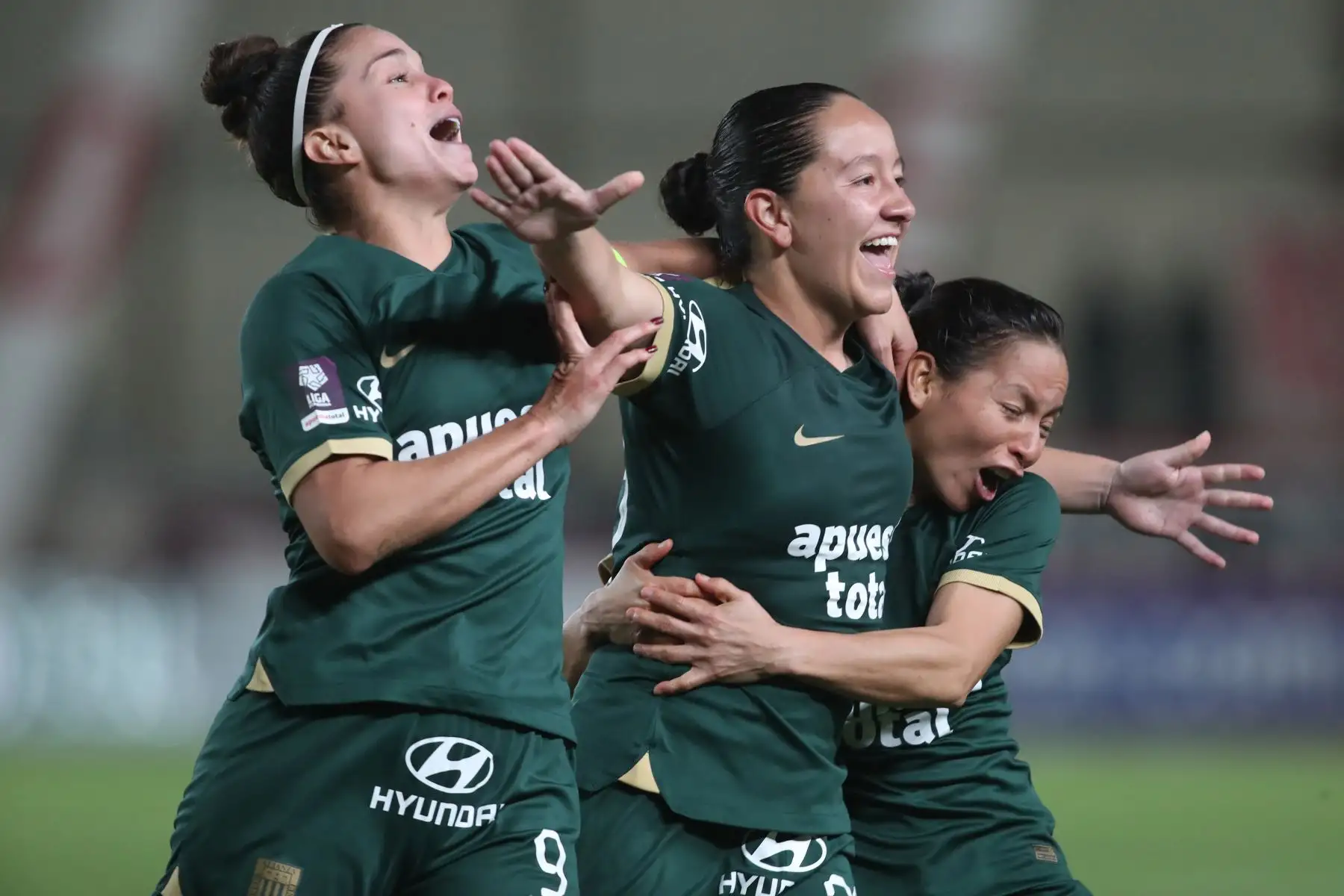La futbolista de Alianza Lima,  Angie Castañeda celebra su gol anotado ante  Universitario de Deportes, en la final de ida por Liga Femenina 2024, en el estadio Monumental.
Foto: ANDINA/ Lino Chipana