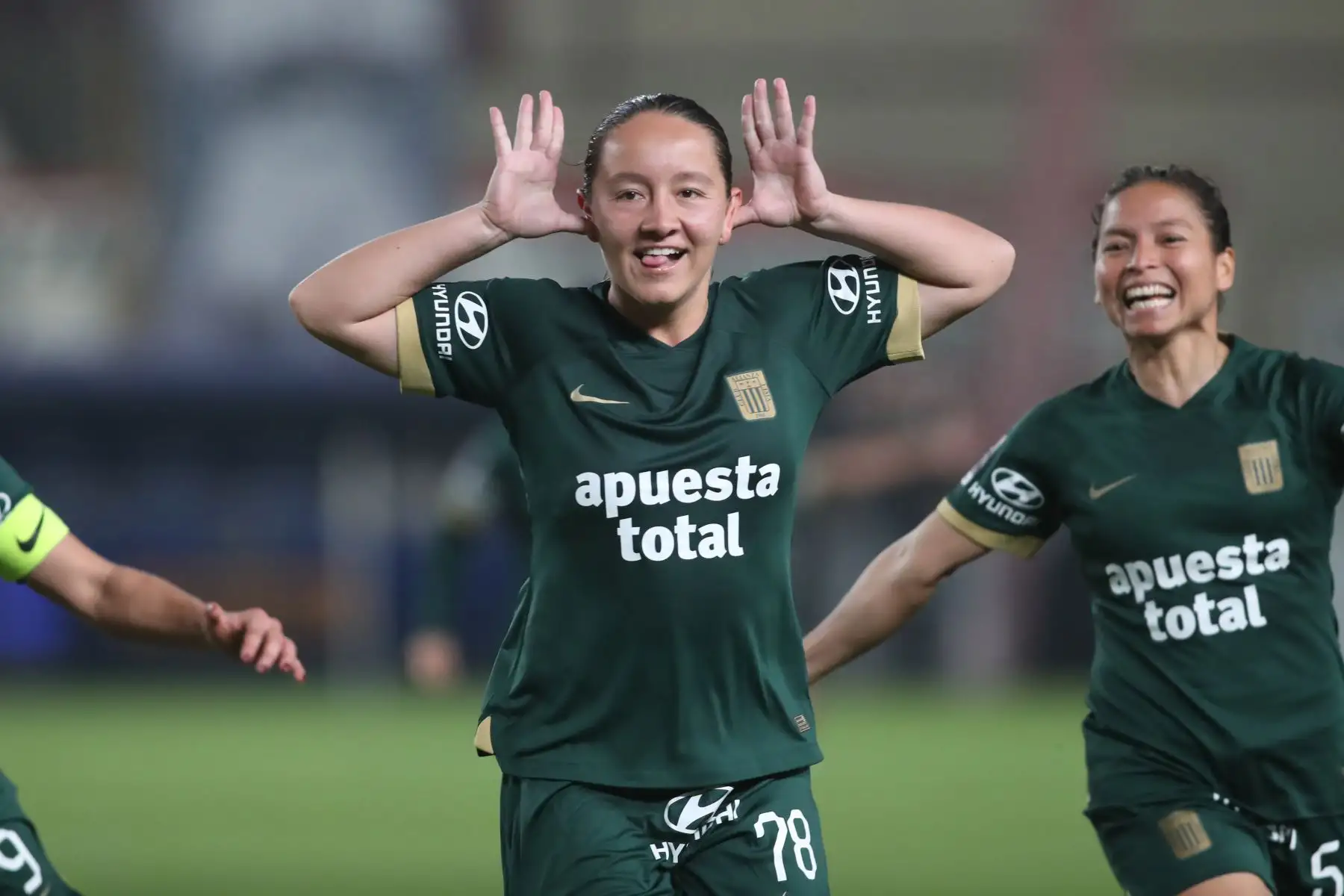 La futbolista de Alianza Lima,  Angie Castañeda celebra su gol anotado ante  Universitario de Deportes, en la final de ida por Liga Femenina 2024, en el estadio Monumental.
Foto: ANDINA/ Lino Chipana