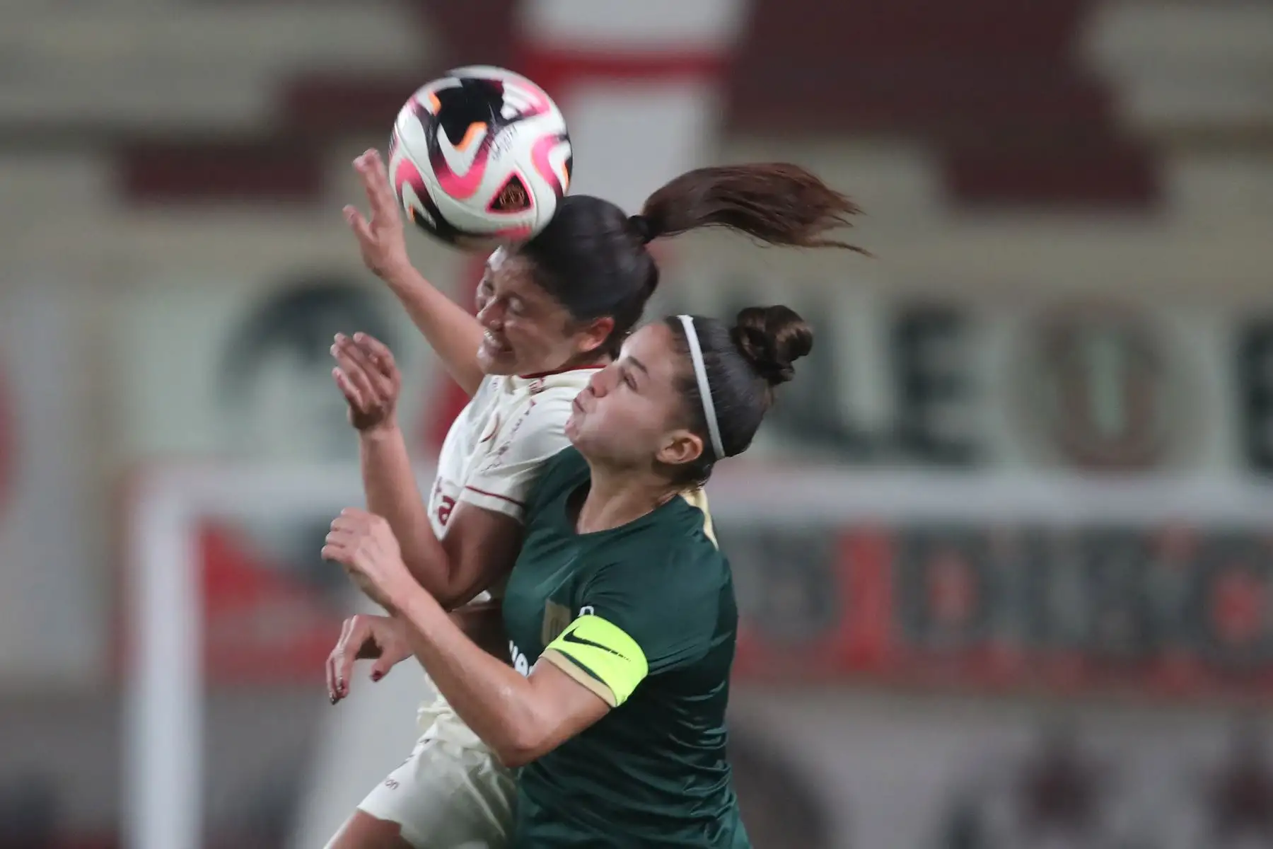 La futbolista de Alianza Lima,  Adriana Lucar disputa el balón ante la jugadora de Universitario de Deportes  en la final de ida por Liga Femenina 2024, en el estadio Monumental.
Foto: ANDINA/ Lino Chipana