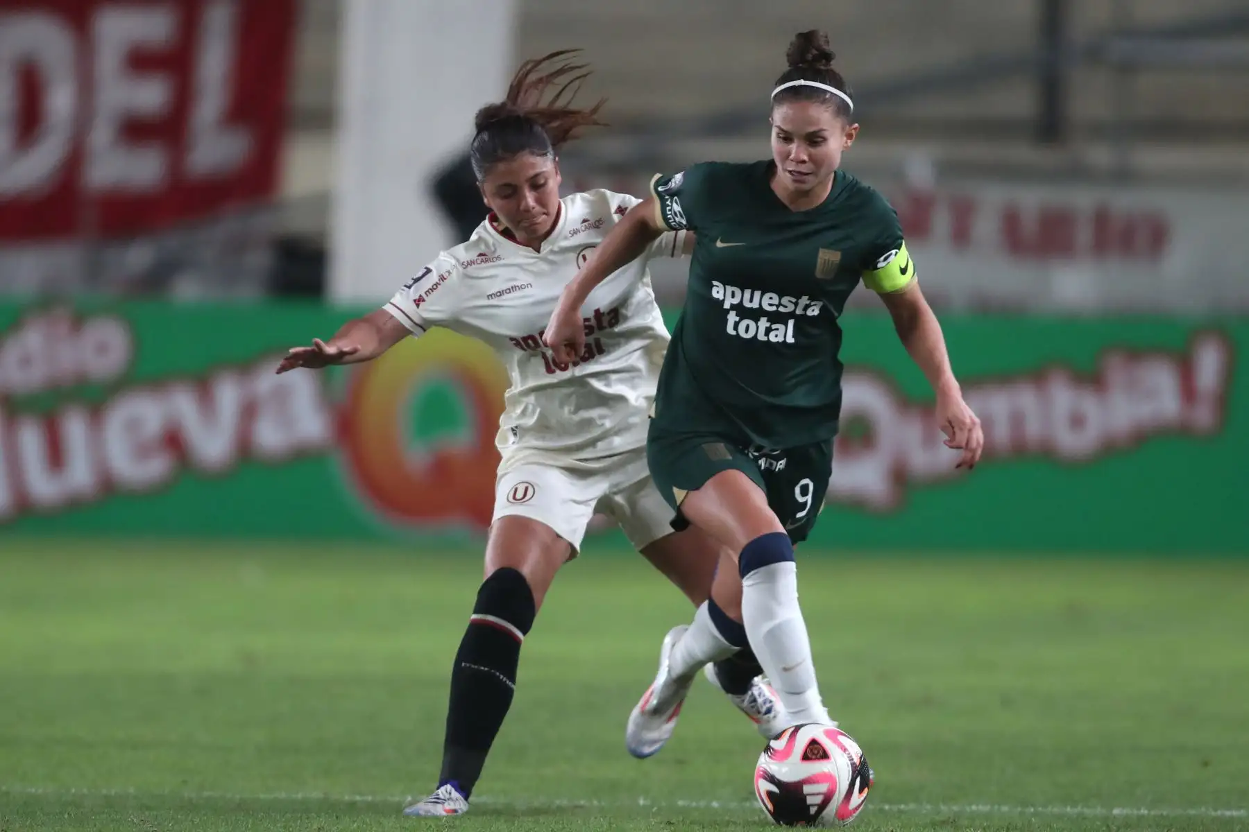 La futbolista de Alianza Lima,  Adriana Lucar disputa el balón ante la jugadora de Universitario de Deportes  en la final de ida por Liga Femenina 2024, en el estadio Monumental.
Foto: ANDINA/ Lino Chipana
