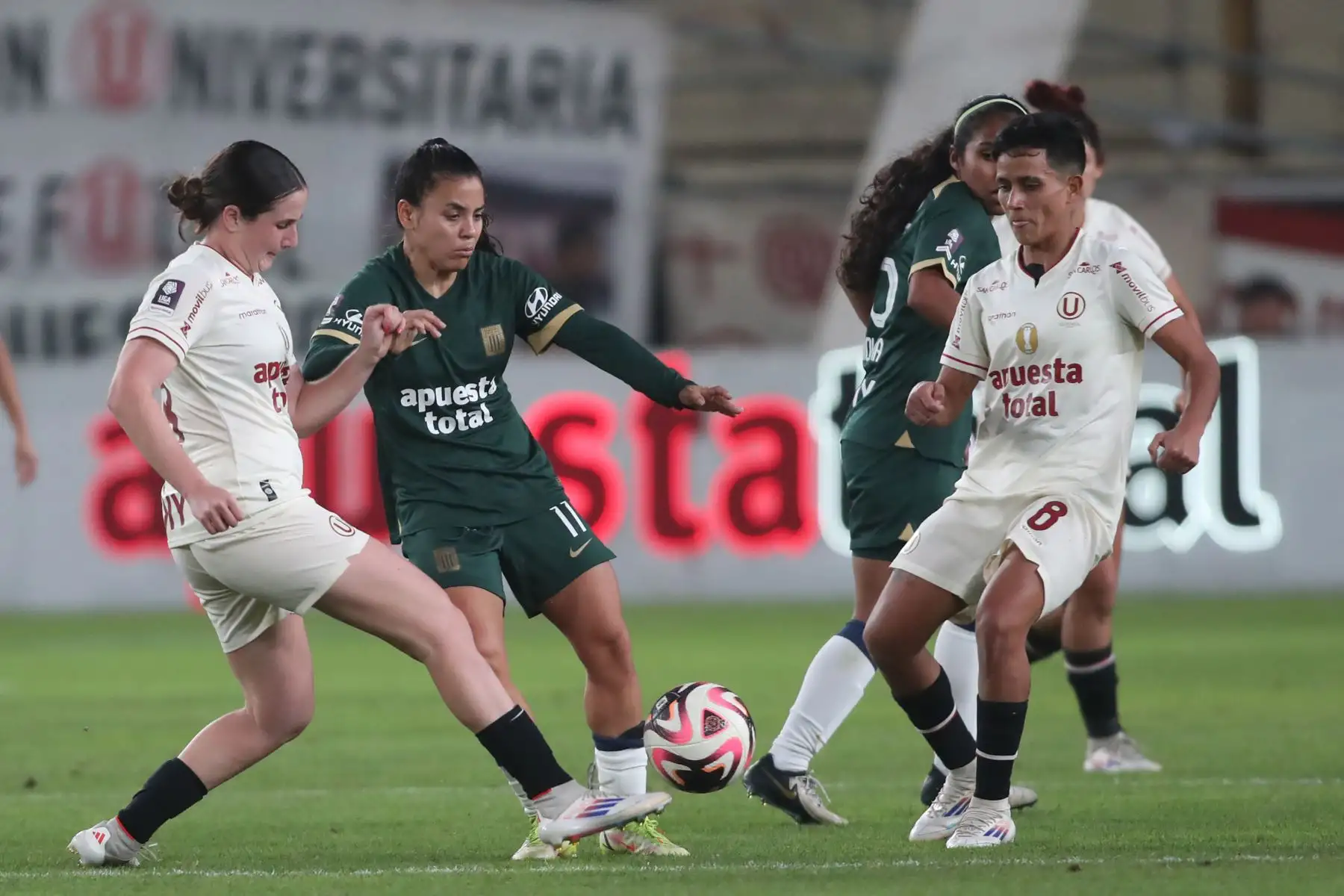 La jugadora  de Universitario, Scarleth Flores  disputa el balón ante las jugadoras de Alianza Lima, en la final de ida por Liga Femenina 2024, en el estadio Monumental.
Foto: ANDINA/ Lino Chipana
