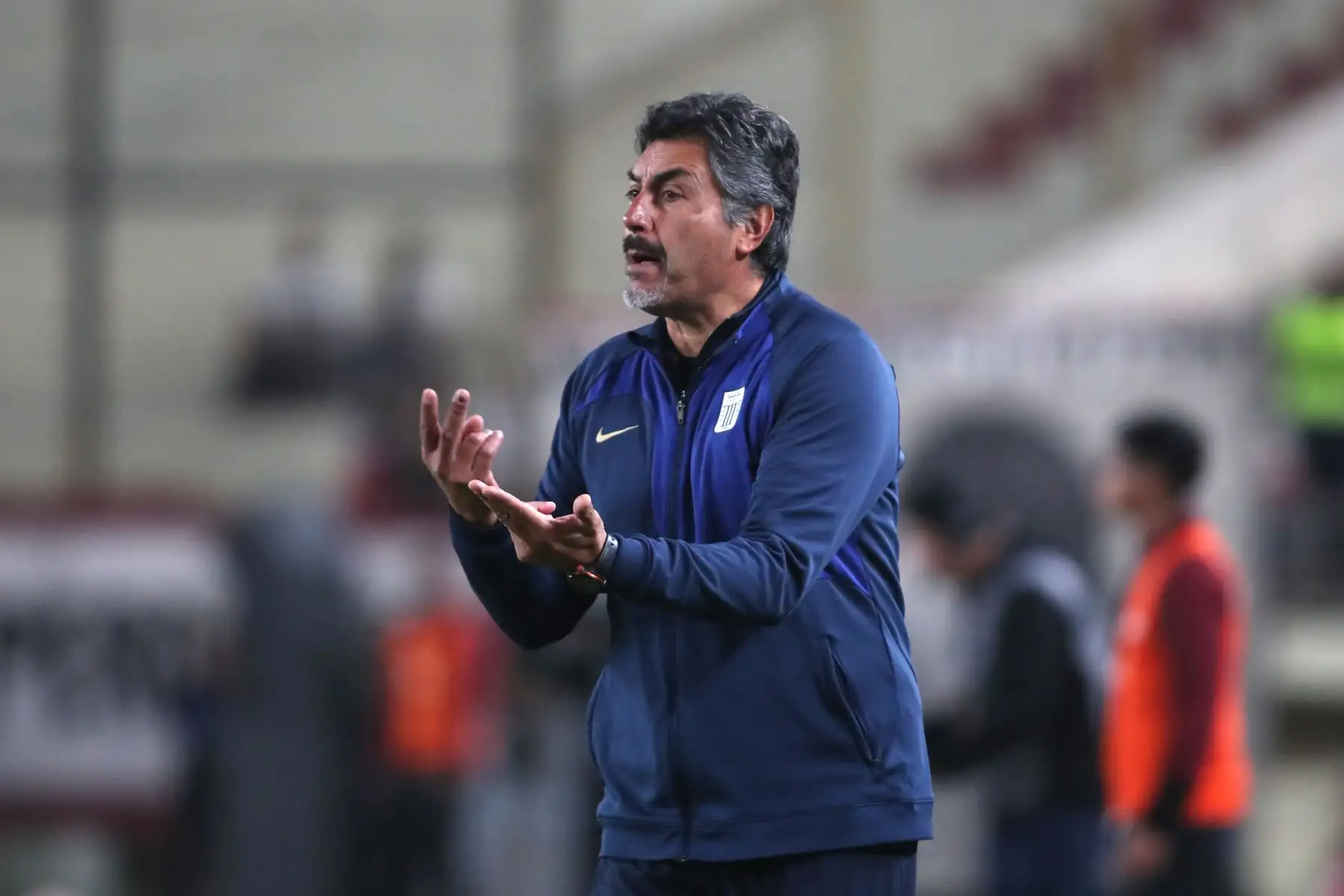 En la imagen, el entrenador de Alianza Lima, José Letelier,  en la final de ida por Liga Femenina 2024, en el estadio Monumental.
Foto: ANDINA/ Lino Chipana