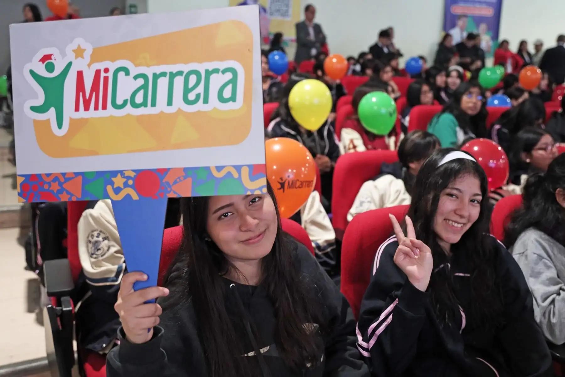 Estudiantes escuchan los beneficios de la plataforma "Mi Carrera", tales como nuevos videos testimoniales, ampliación de oferta de becas, implementación del test vocacional mejorado, entre otras novedades. Foto: ANDINA/Connie Calderon