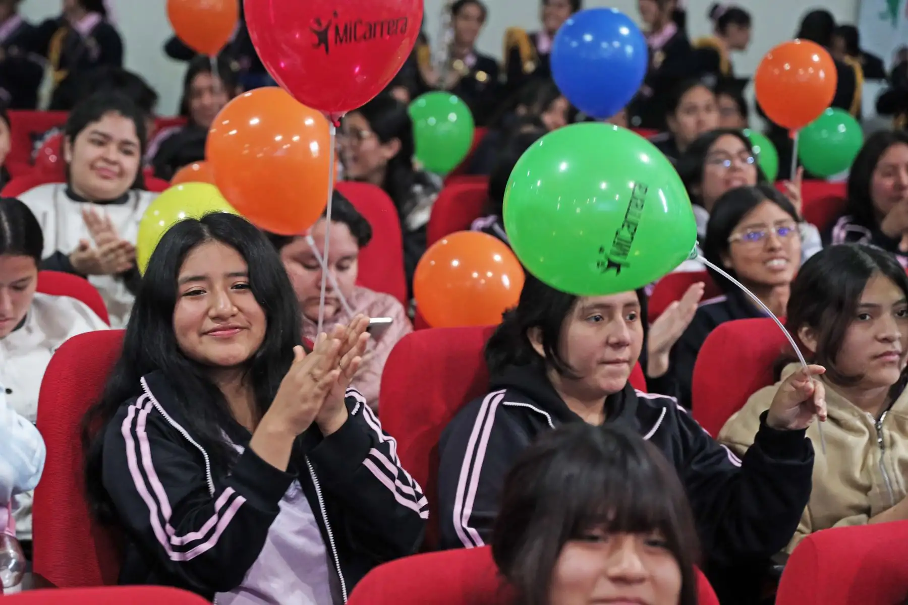 Estudiantes escuchan los beneficios de la plataforma "Mi Carrera", tales como nuevos videos testimoniales, ampliación de oferta de becas, implementación del test vocacional mejorado, entre otras novedades. Foto: ANDINA/Connie Calderon