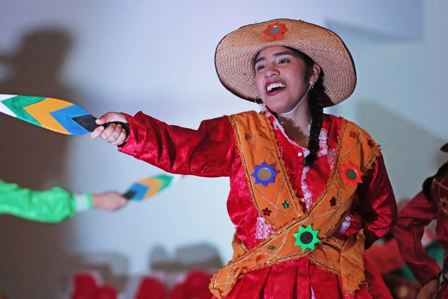 Estudiantes del I.E. Teresa González de Fanning realizan un baile "Contradanza" para finalizar la ceremonia. Foto: ANDINA/Connie Calderon