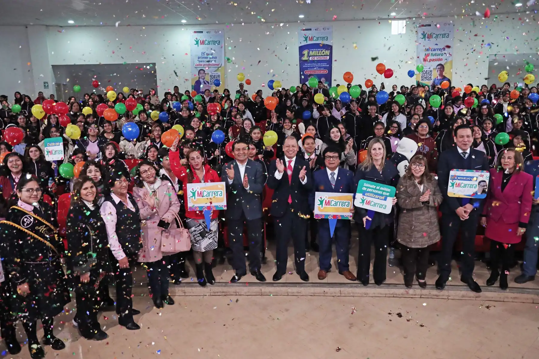 Ministro de Trabajo y Promoción del Empleo, Daniel Maurate, anuncia en el I.E. Teresa González de Fanning, el millón de visitas a la plataforma "Mi Carrera", la cual presenta información del mercado laboral para ayudar a jóvenes a tomar decisiones acertadas sobre su formación superior. Foto: ANDINA/Connie Calderon