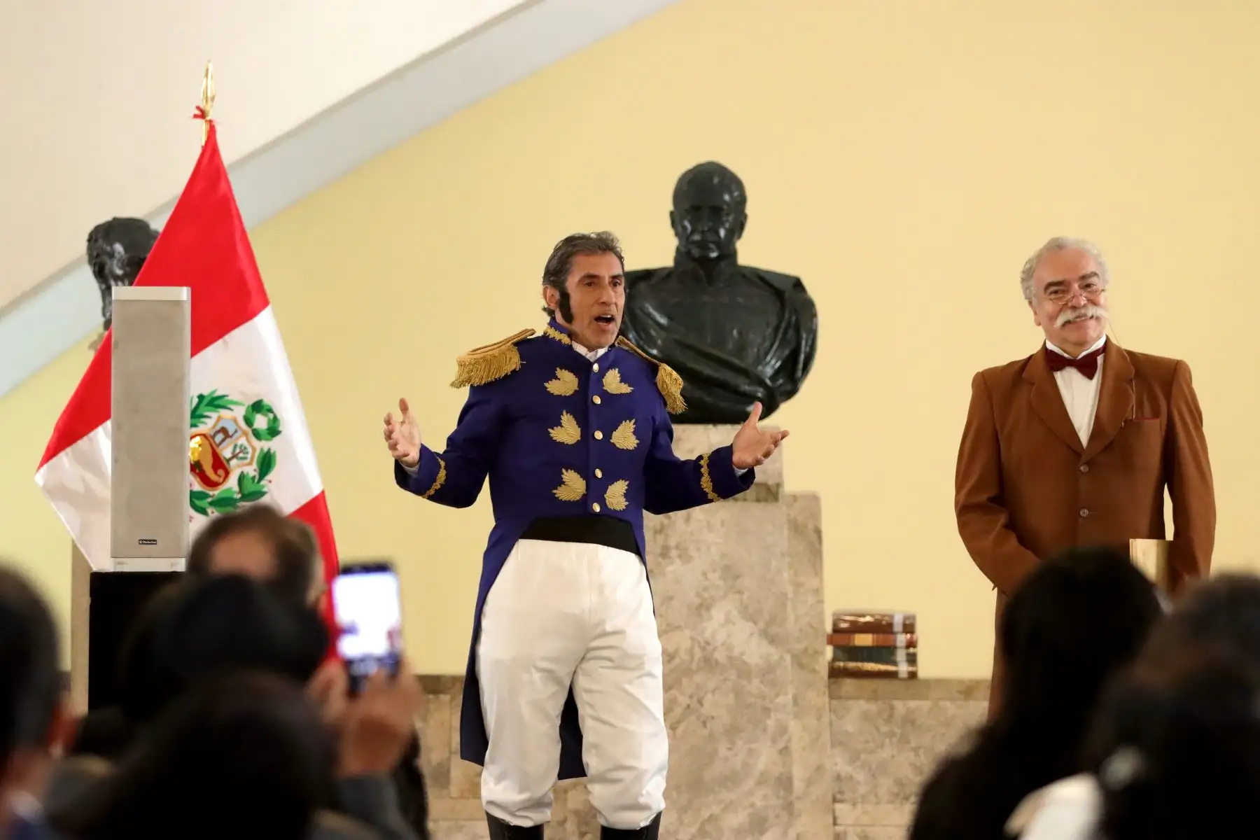 Activación artística que escenifica a  personajes históricos que permitieron la consolidación de la BNP. 
Inauguración de la exposición itinerante "203 años de la Biblioteca Nacional del Perú" y la firma del Pacto por más libros y lectura en las bibliotecas.
La actividad se realizó en la Gran Biblioteca Pública de Lima.
Foto: ANDINA / Lino Chipana.