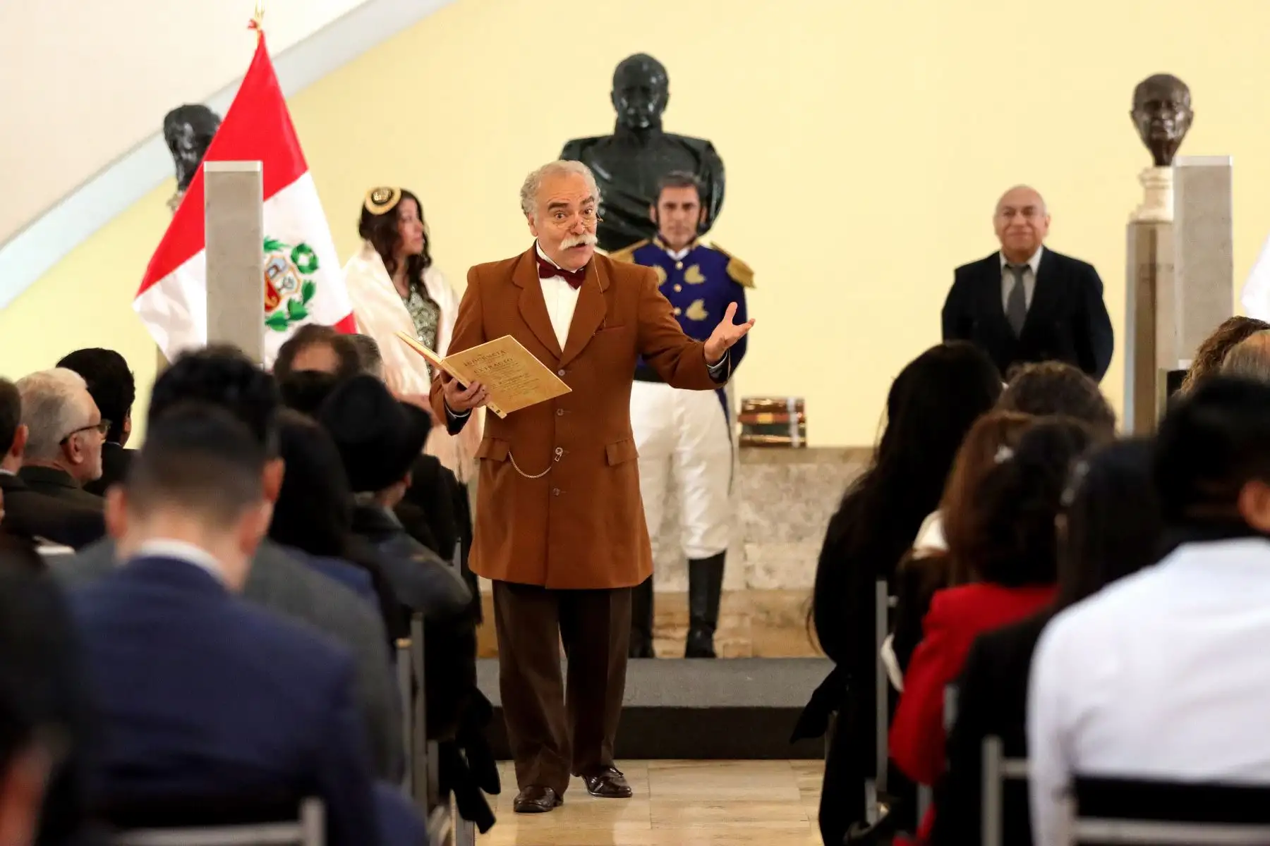 Activación artística que escenifica a  personajes históricos que permitieron la consolidación de la BNP. 
Inauguración de la exposición itinerante "203 años de la Biblioteca Nacional del Perú" y la firma del Pacto por más libros y lectura en las bibliotecas.
La actividad se realizó en la Gran Biblioteca Pública de Lima.
Foto: ANDINA / Lino Chipana.