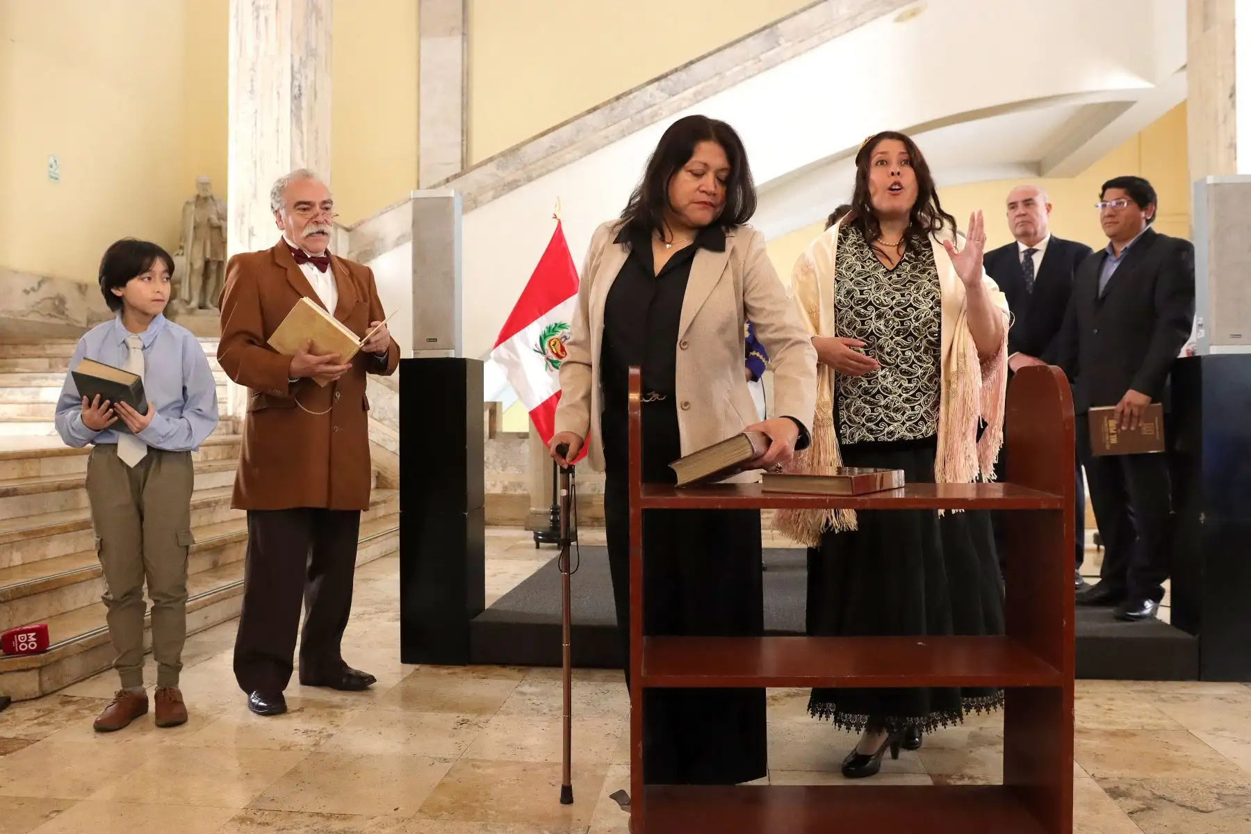 Activación artística, personajes históricos que permitieron la consolidación de la BNP
Inauguración de la exposición itinerante "203 años de la Biblioteca Nacional del Perú" y la firma del Pacto por más libros y lectura en las bibliotecas.
Gran Biblioteca Pública de Lima.
Foto: ANDINA / Lino Chipana.
