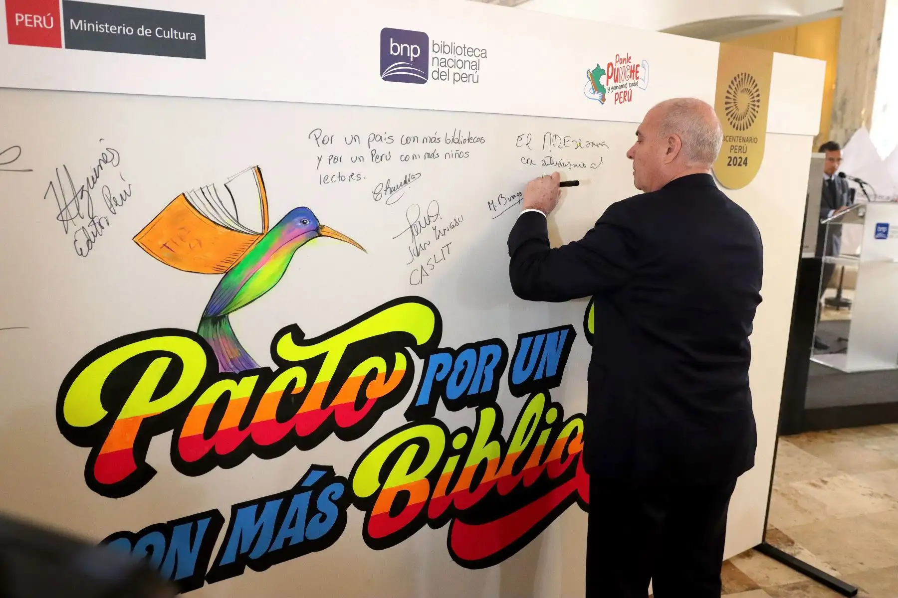 Inauguración de la exposición itinerante "203 años de la Biblioteca Nacional del Perú" y la firma del Pacto por más libros y lectura en las bibliotecas.
Gran Biblioteca Pública de Lima.
Foto: ANDINA / Lino Chipana.