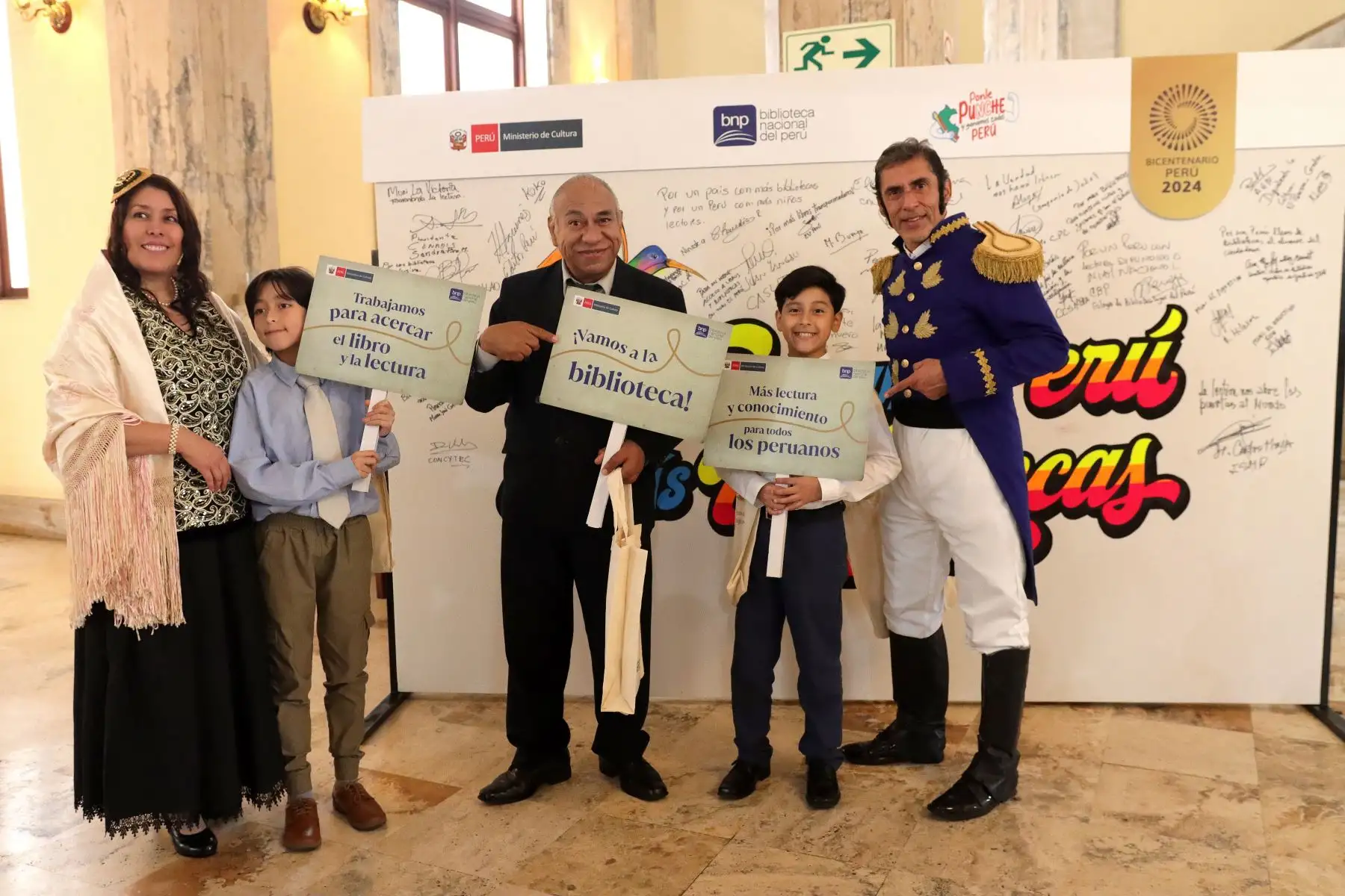 Activación artística, personajes históricos que permitieron la consolidación de la BNP
Inauguración de la exposición itinerante "203 años de la Biblioteca Nacional del Perú" y la firma del Pacto por más libros y lectura en las bibliotecas.
Gran Biblioteca Pública de Lima.
Foto: ANDINA / Lino Chipana.