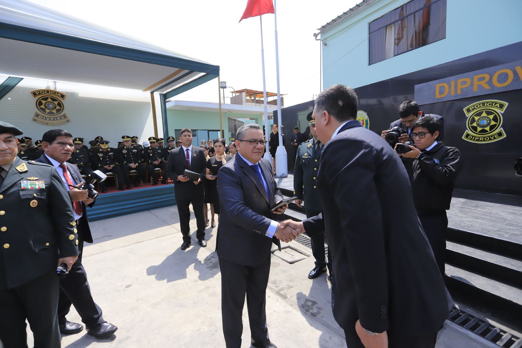 En ceremonia por 37 aniversario de esta división, titular del Interior reconoció, además, a un grupo de efectivos por su destacada labor en bien de la seguridad.  Foto: Mininter