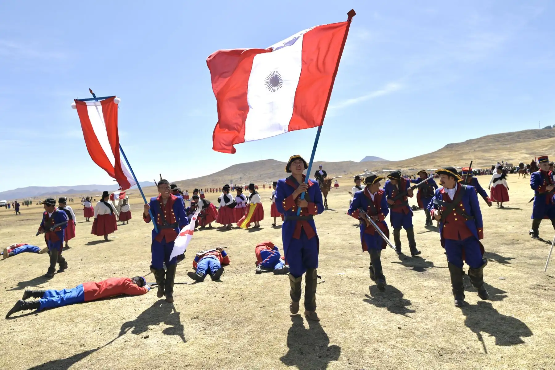 Más de 300 personas escenificaron el enfrentamiento por la independencia en 1823. Proyecto Especial Bicentenario reconoció a la población que participó en desfile cívico.
Foto: Proyecto Especial Bicentenario