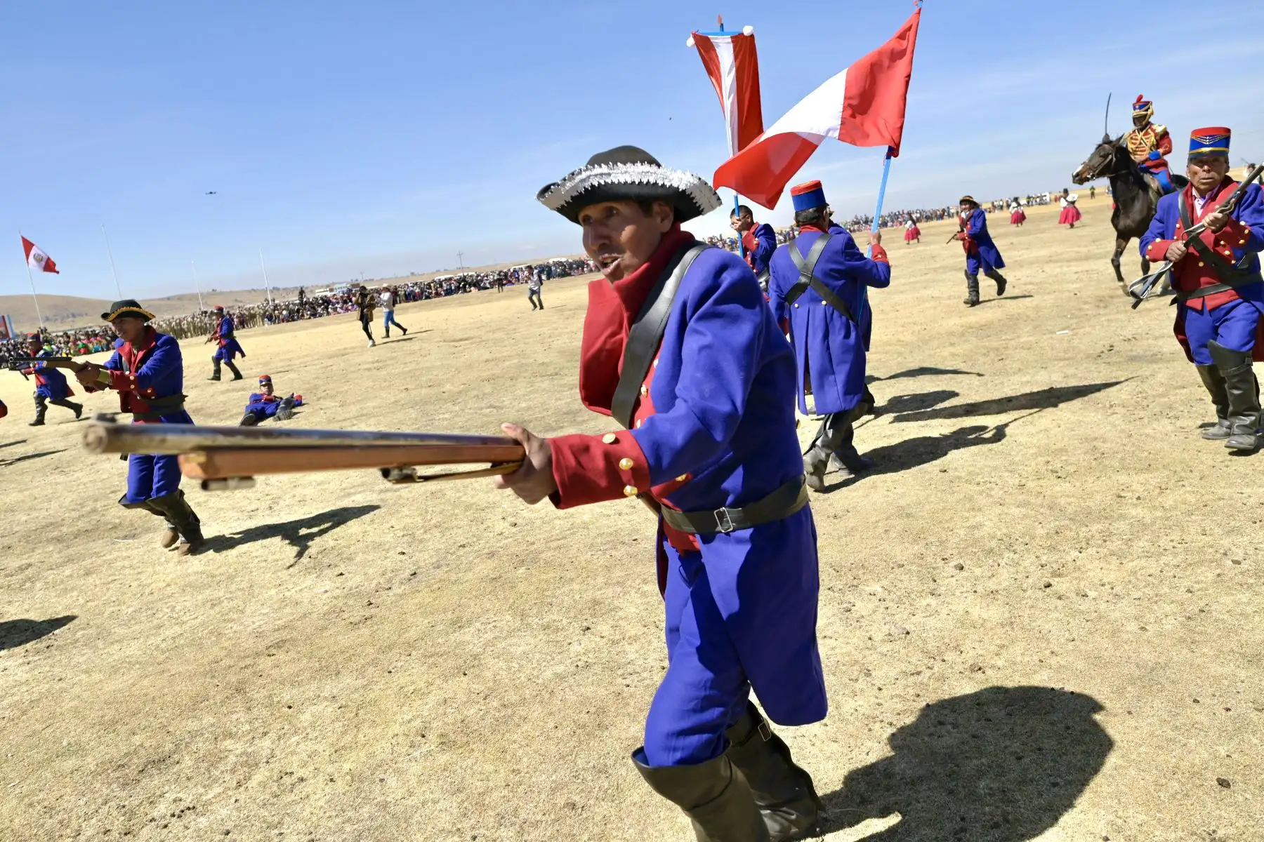 Más de 300 personas escenificaron el enfrentamiento por la independencia en 1823. Proyecto Especial Bicentenario reconoció a la población que participó en desfile cívico.
Foto: Proyecto Especial Bicentenario